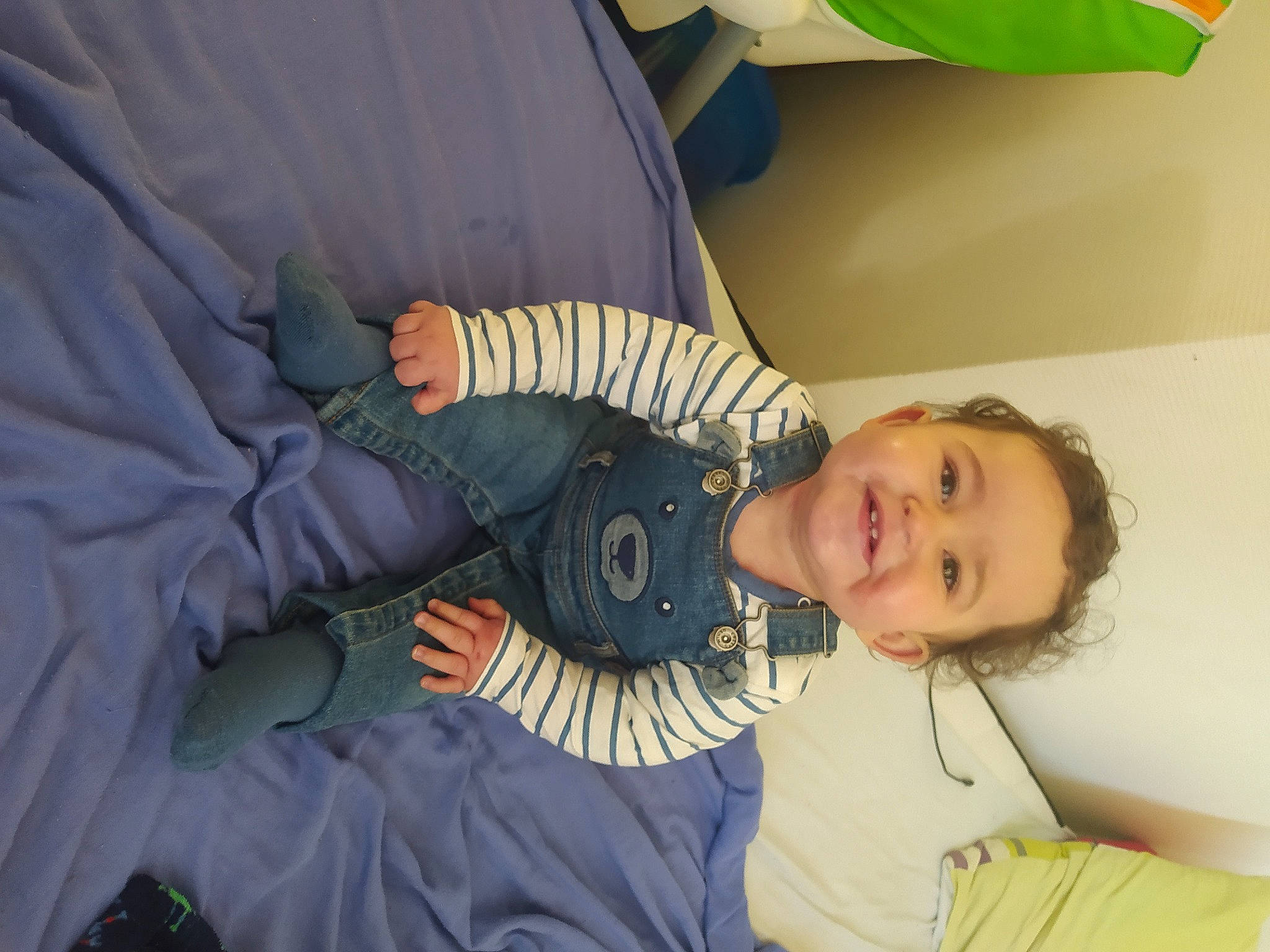 Tiago a rejoint le concours — aidez-le/la à gagner de superbes lots ! baby, baby_products, baby_toddler_clothing, child, comfort, fun, happy, joy, pattern, person, room, sitting, sleeve, smile, toddler, tree