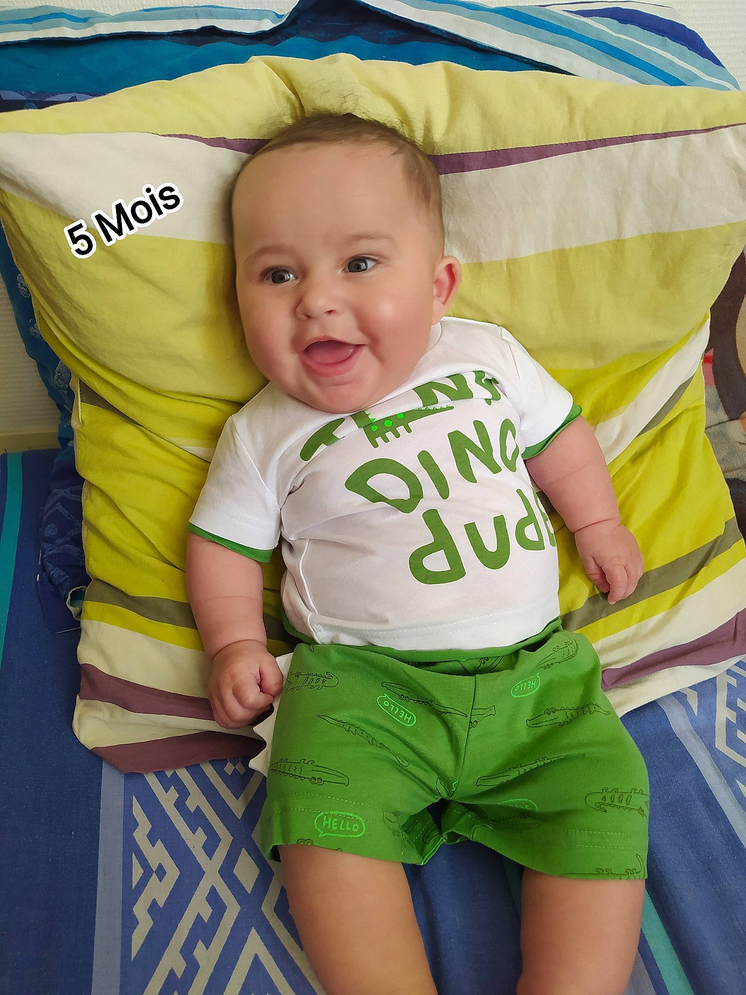 Tiago a rejoint le concours — aidez-le/la à gagner de superbes lots ! baby, baby_toddler_clothing, cheek, eye, face, facial_expression, finger, hairstyle, happy, head, human_body, iris, neck, organ, person, photograph, product, skin, sleeve, smile