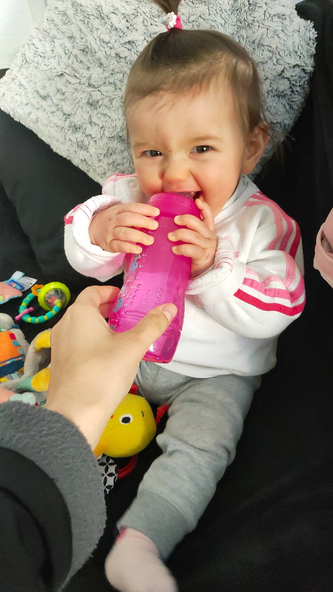 Swann participe au concours pour gagner de l'argent avec cette photo : baby, baby_products, baby_toddler_clothing, cheek, child, drinkware, event, finger, fun, gesture, hairstyle, happy, lap, nail, person, play, sitting, skin, textile, toddler