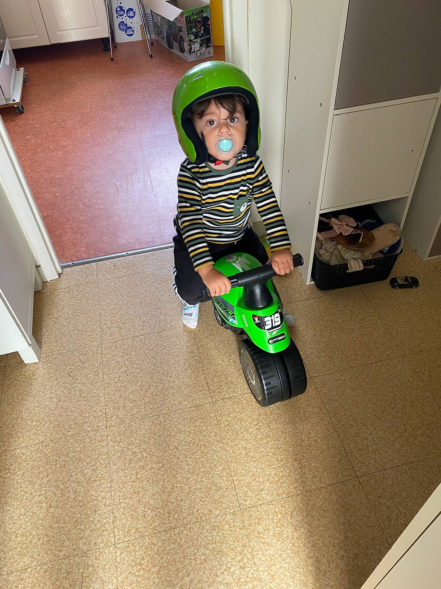 Ziad participe au concours pour gagner de l'argent avec cette photo : asphalt, automotive_tire, bicycle_helmet, child, clothing, floor, flooring, fun, hardwood, helmet, person, personal_protective_equipment, recreation, riding_toy, rolling, tire, toddler, toy, vehicle, wheel