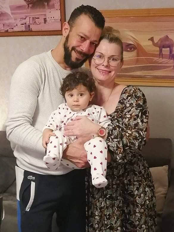 Ziad participe au concours pour gagner de l'argent avec cette photo : baby, beard, comfort, event, eye, face, fun, hair, hairstyle, happy, head, iris, joy, mammal, organ, person, picture_frame, shoulder, smile, standing