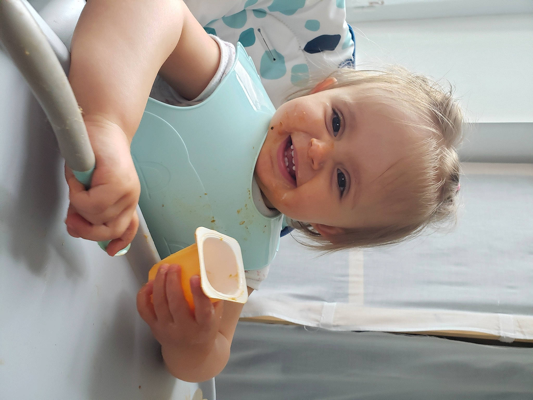 Elena a rejoint le concours — aidez-le/la à gagner de superbes lots ! baby, baby_products, child, elbow, finger, flooring, fun, gesture, hand, happy, human_body, joy, leisure, nail, person, room, skin, smile, tableware, thumb