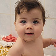 Ambre a rejoint le concours — aidez-le/la à gagner de superbes lots ! baby, infant, child, toddler, portrait, closeup, big_eyes, curly_hair, chubby_cheeks, bathroom, tile_wall, towel, bare_torso, smile, cute, skin, hand, parent_hand, soft_lighting, sitting