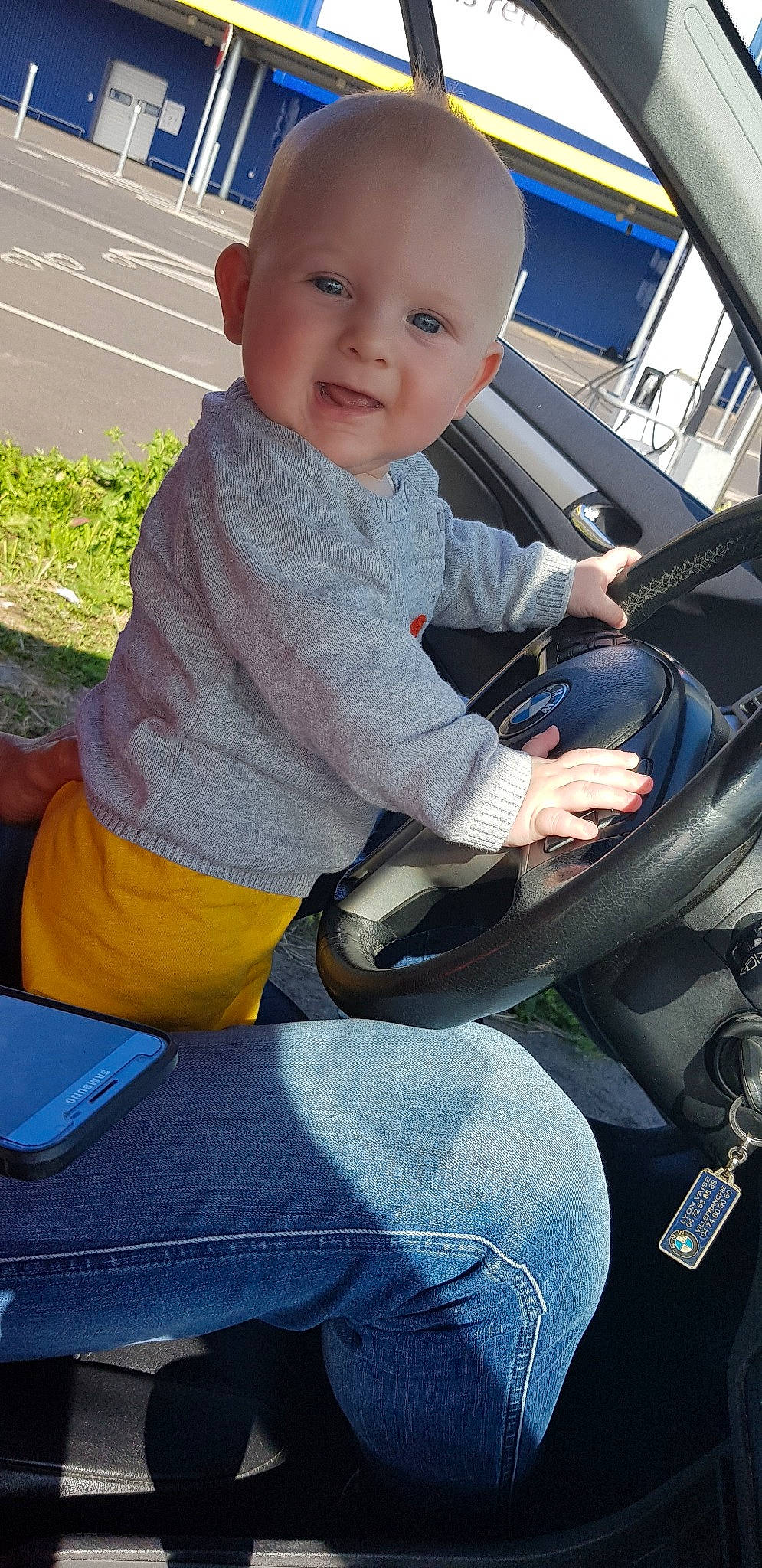 Corentin a rejoint le concours — aidez-le/la à gagner de superbes lots ! auto_part, car_seat, child, family_car, person, toddler, vehicle