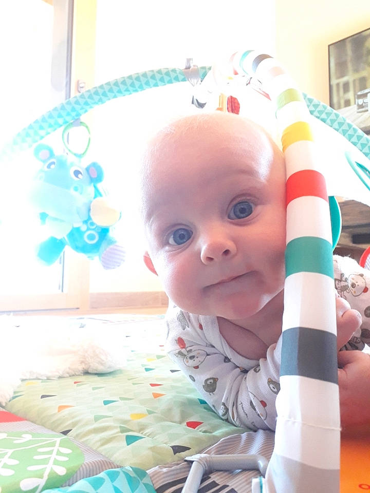 Corentin a rejoint le concours — aidez-le/la à gagner de superbes lots ! baby, cheek, child, face, head, person, room, skin, toddler