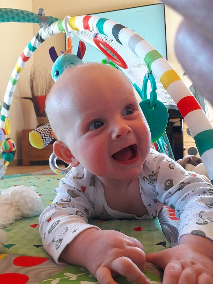 Corentin participe au concours pour gagner de l'argent avec cette photo : baby, baby_products, baby_toys, child, person, play, product, smile, toddler, toy, tummy_time