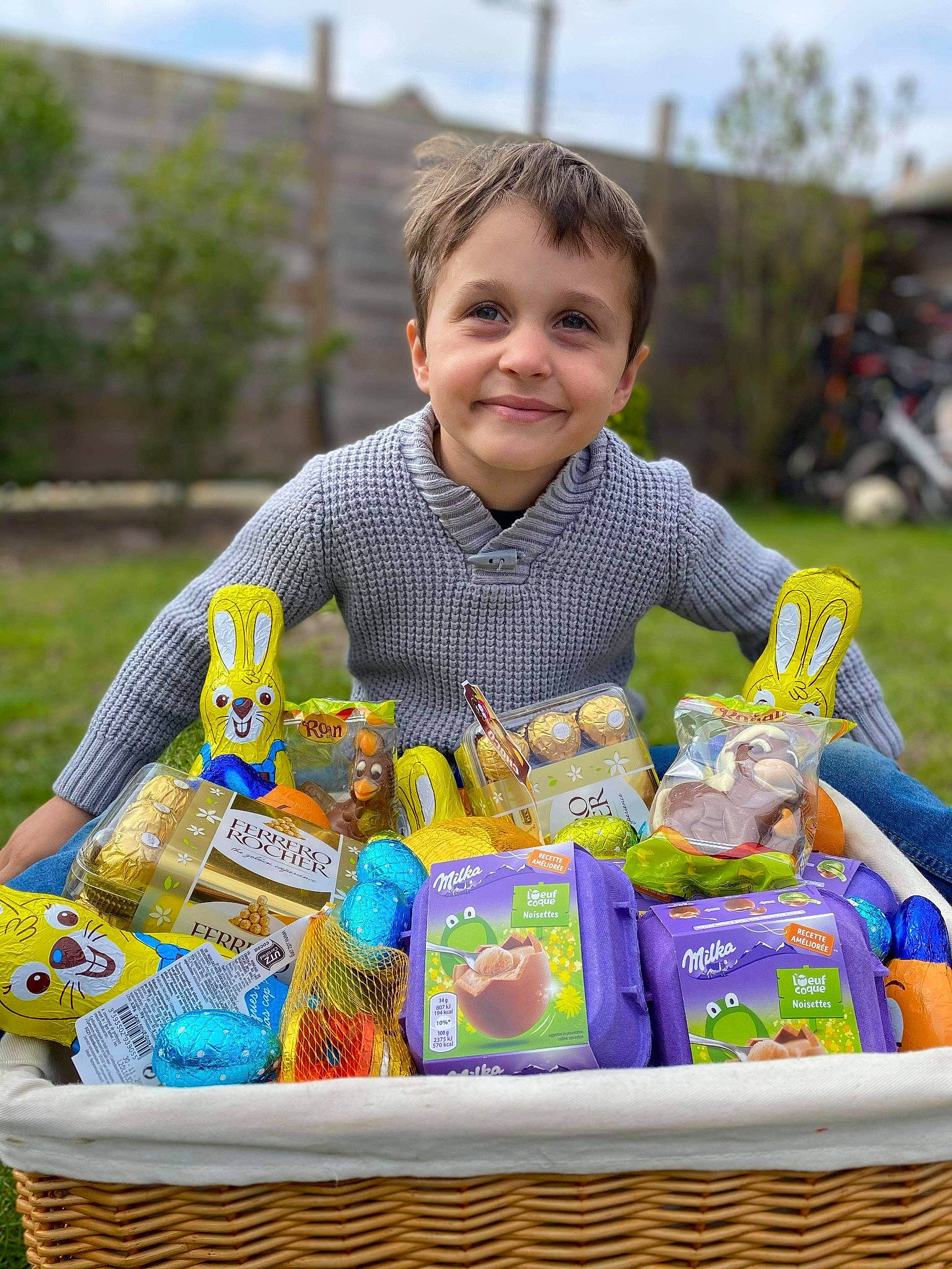 Timeo participe au concours pour gagner de l'argent avec cette photo : baby, baby_toddler_clothing, basket, child, event, fun, grass, happy, joy, leisure, person, product, recreation, sharing, sky, smile, storage_basket, summer, toddler, toy