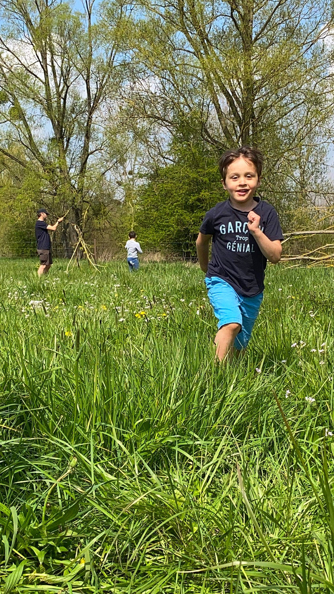 Timeo a rejoint le concours — aidez-le/la à gagner de superbes lots ! biome, clothing, flower, grass, grassland, happy, joy, landscape, leaf, leisure, meadow, natural_environment, natural_landscape, people_in_nature, person, plant, prairie, recreation, shorts, terrestrial_plant