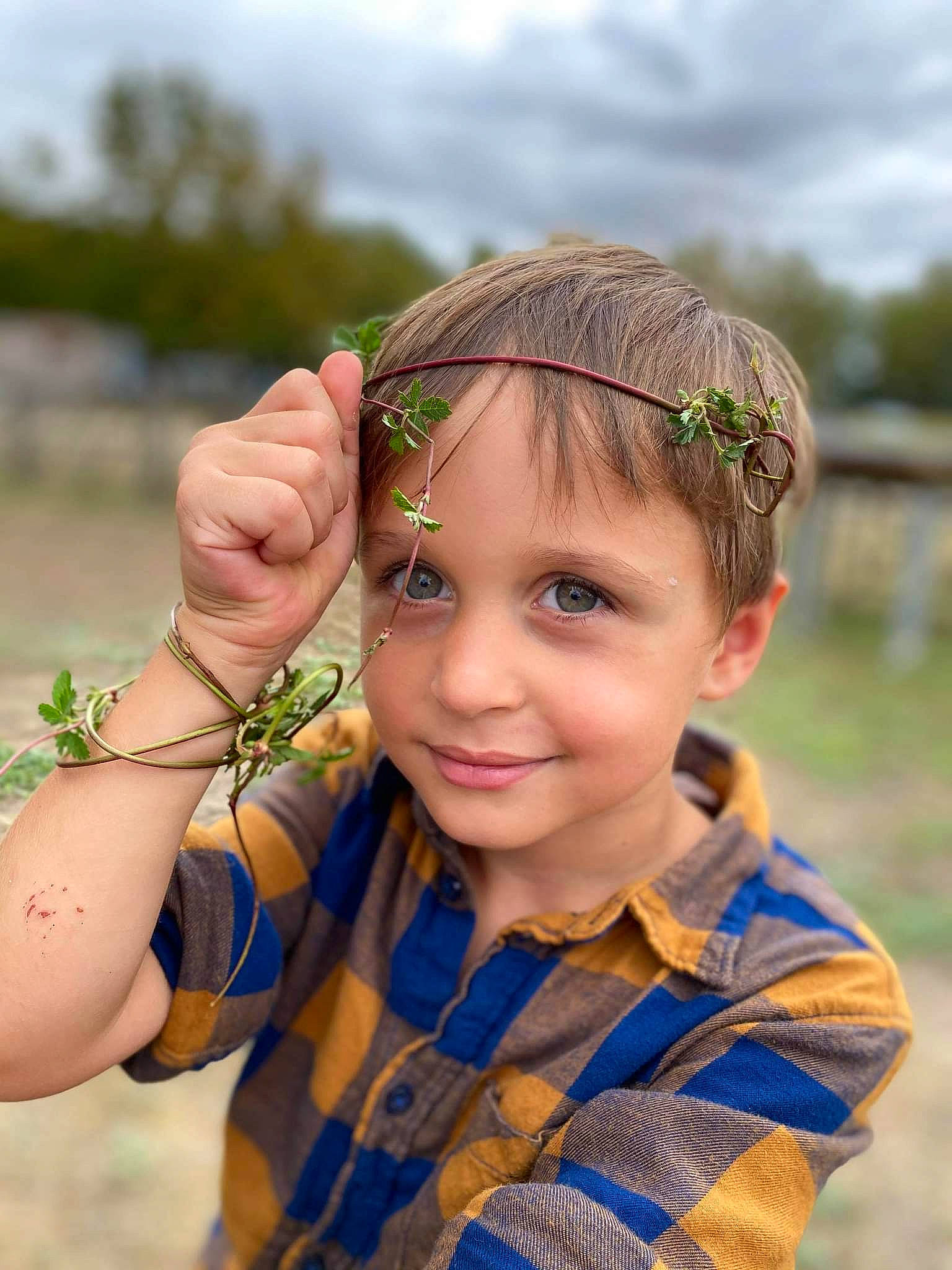 Timeo a rejoint le concours — aidez-le/la à gagner de superbes lots ! child, close_up, cool, fashion_accessory, gesture, grass, happy, head, headband, headpiece, headwear, iris, jewellery, joy, neck, people_in_nature, person, personal_protective_equipment, skin, sky