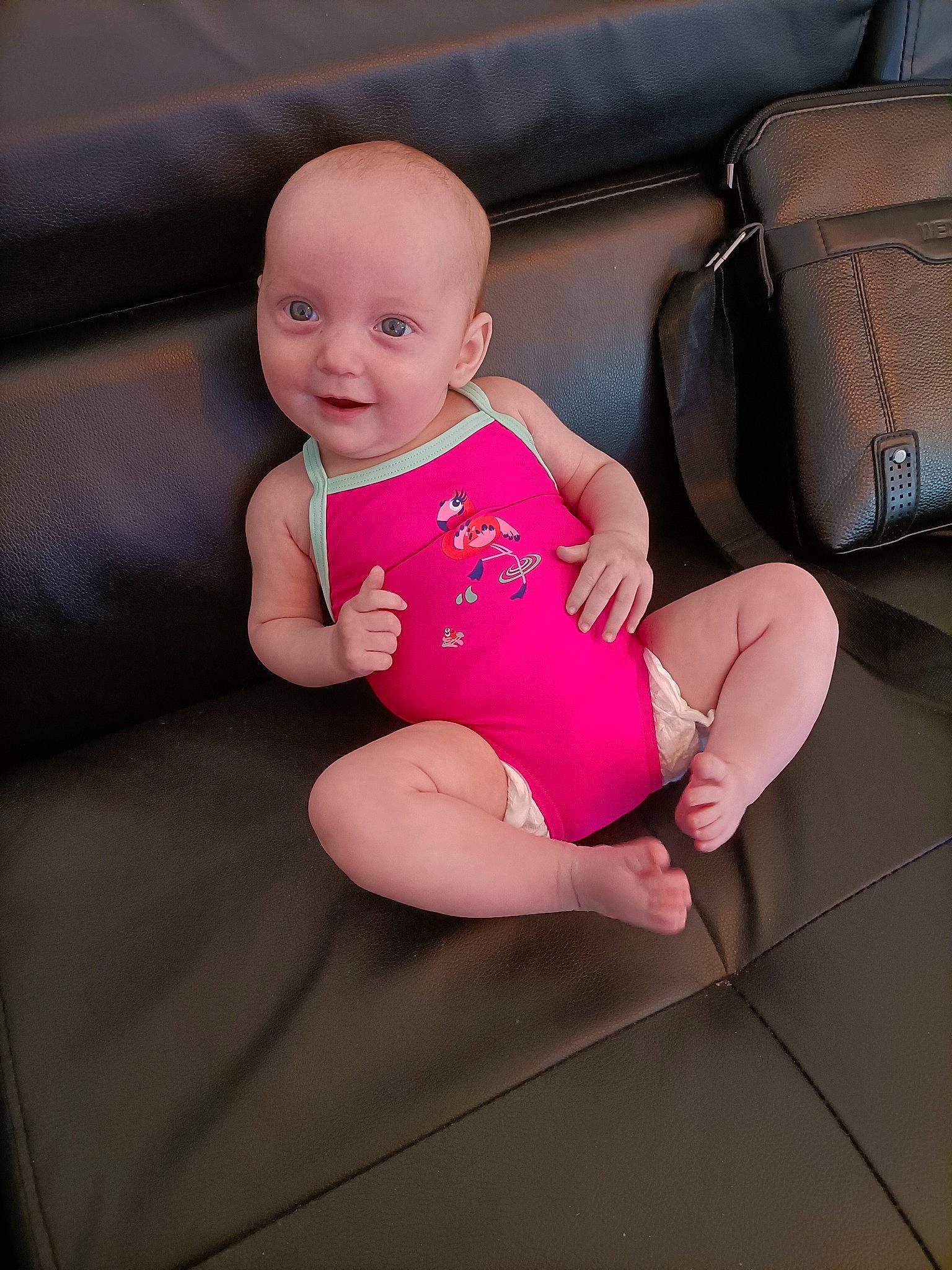 Zélya participe au concours pour gagner de l'argent avec cette photo : abdomen, baby, baby_toddler_clothing, chest, comfort, flooring, foot, human_leg, joint, knee, lap, leg, luggage_and_bags, person, pink, sock, sportswear, stomach, thigh, toddler