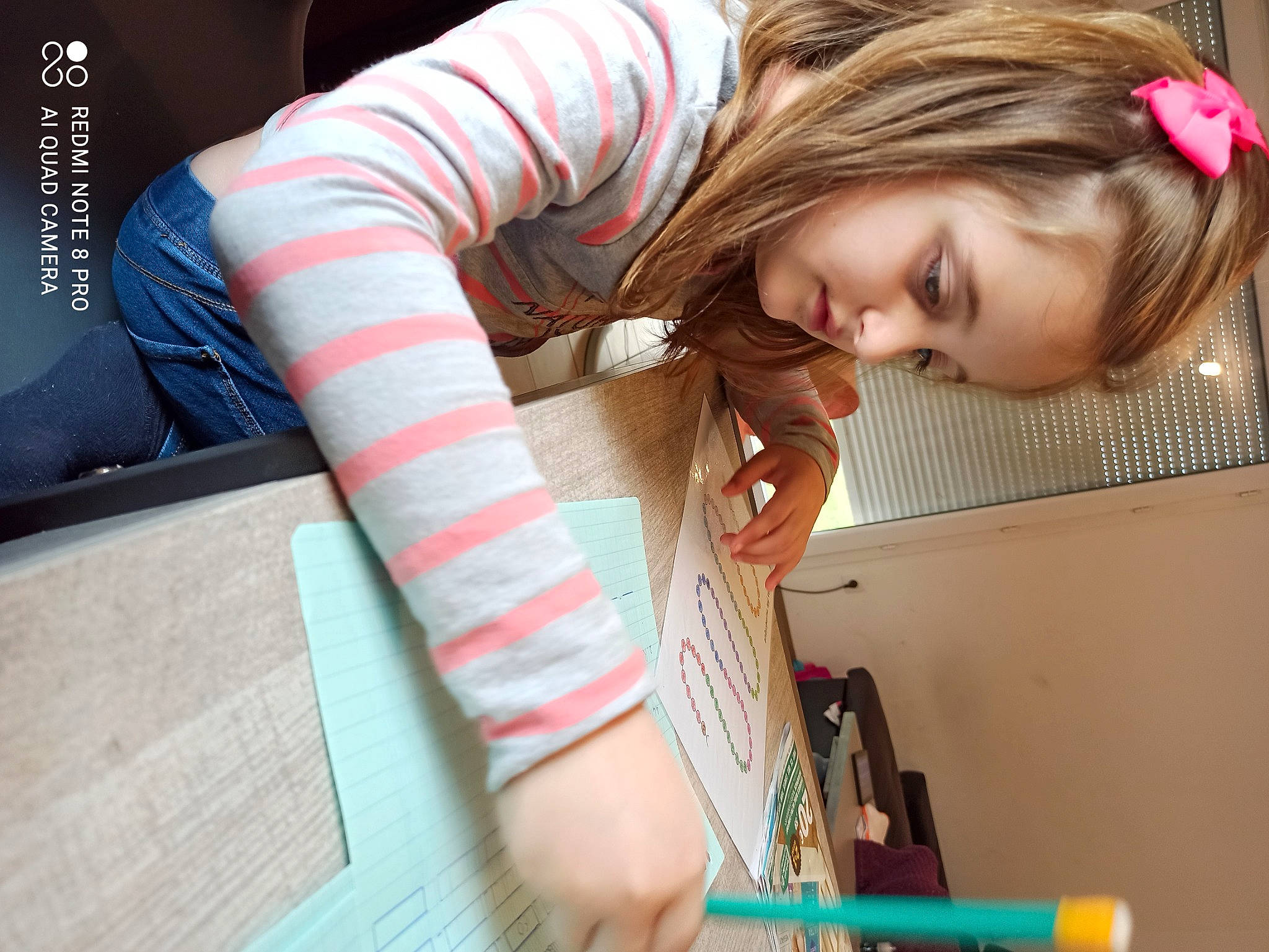 Léanna participe au concours pour gagner de l'argent avec cette photo : blond, child, elbow, eyelash, fun, hair, hairstyle, happy, human_body, human_leg, leisure, long_hair, mouth, neck, person, plaid, shoulder, smile, street_fashion, thigh