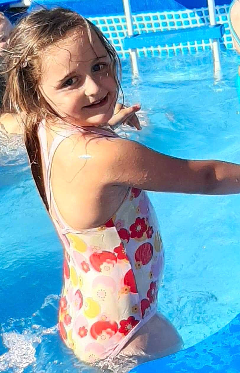 Léanna a rejoint le concours — aidez-le/la à gagner de superbes lots ! aqua, bathing, blue, brassiere, chest, child, fun, hair, hairstyle, happy, human_leg, joy, leisure, person, photograph, recreation, smile, swimming_pool, swimwear, thigh