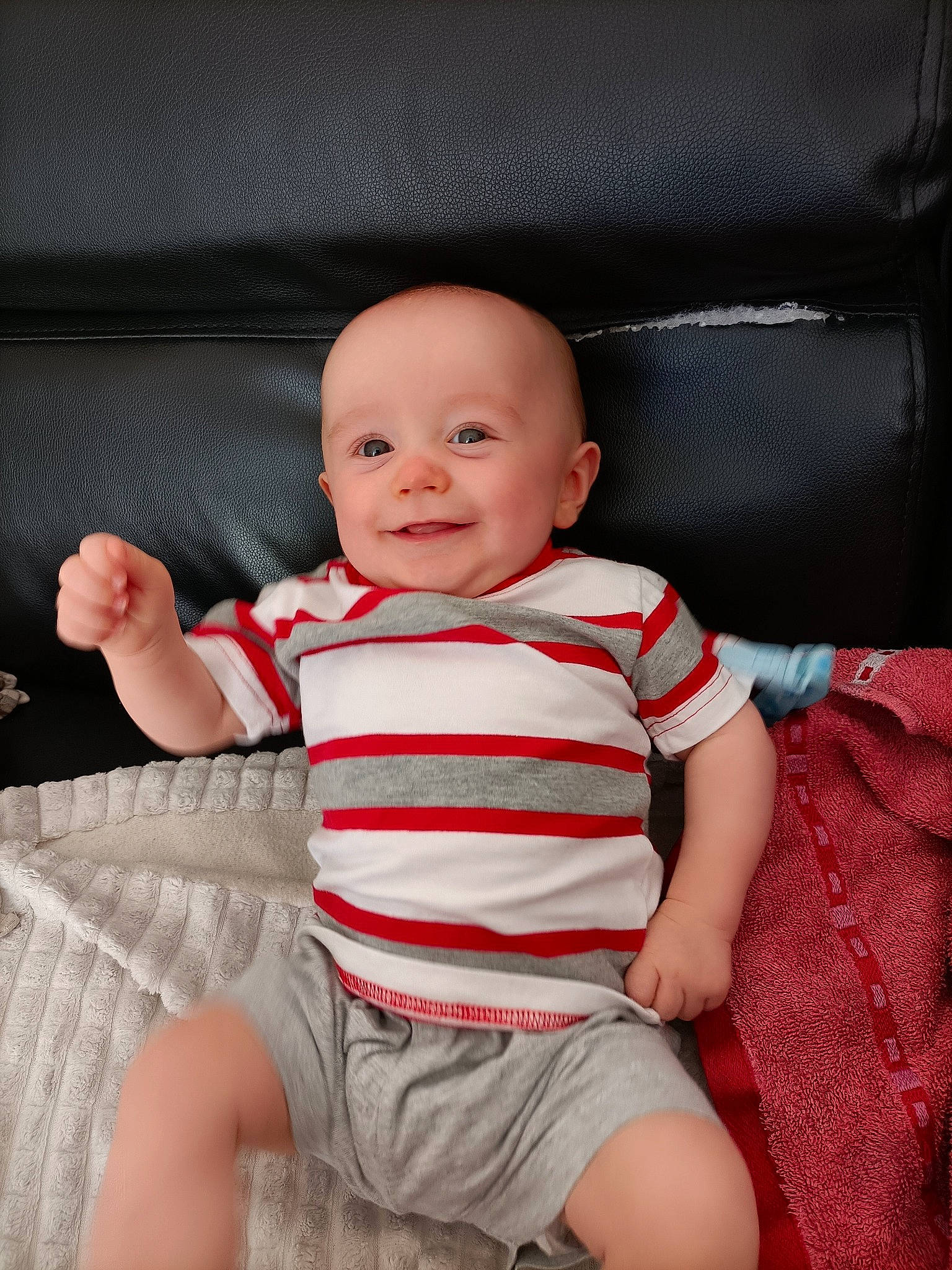 Zaven participe au concours pour gagner de l'argent avec cette photo : baby, baby_toddler_clothing, cheek, chin, comfort, eye, finger, flash_photography, happy, head, human_body, joy, leg, lip, neck, person, skin, sleeve, smile, t_shirt