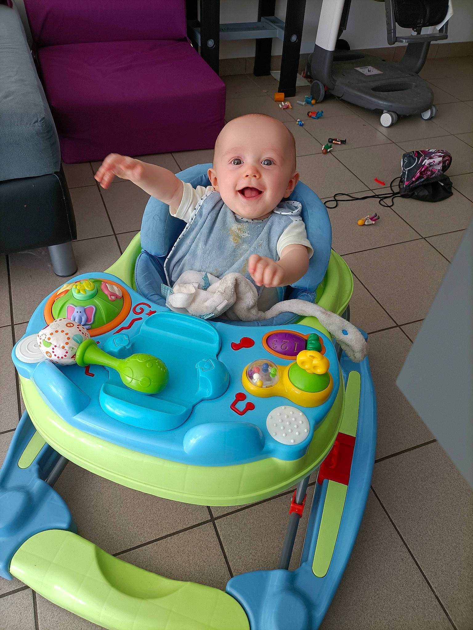 Zaven a rejoint le concours — aidez-le/la à gagner de superbes lots ! baby, baby_playing_with_toys, baby_products, baby_toddler_clothing, chair, child, comfort, face, flooring, fun, green, head, leisure, person, product, recreation, sharing, smile, toddler, white