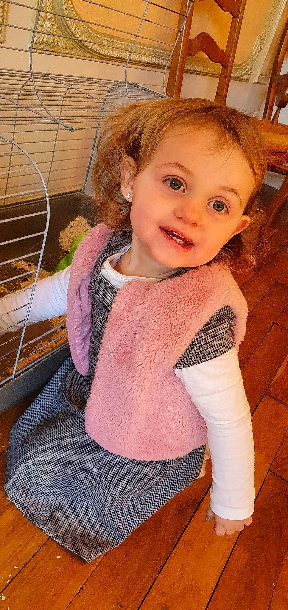 Alice a rejoint le concours — aidez-le/la à gagner de superbes lots ! baby_toddler_clothing, eye, face, hair, hairstyle, happy, head, human_body, iris, joint, joy, lip, neck, organ, person, pink, shoulder, skin, sleeve, smile