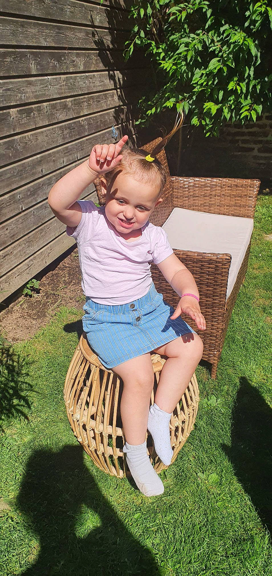 Alice participe au concours pour gagner de l'argent avec cette photo : baby_toddler_clothing, barefoot, botany, fawn, grass, grass_family, happy, human_body, joy, leaf, leg, leisure, mammal, people_in_nature, person, plant, smile, summer, thigh, toddler