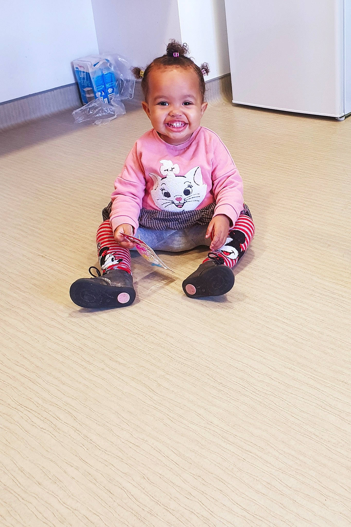 Eloïse participe au concours pour gagner de l'argent avec cette photo : baby, baby_toddler_clothing, child, face, floor, flooring, happy, hardwood, head, jeans, joy, magenta, pattern, person, purple, skin, sleeve, smile, t_shirt, toddler