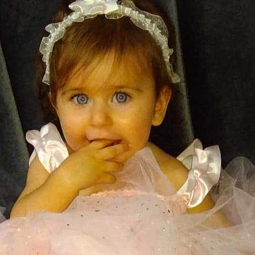 Elvyra a rejoint le concours — aidez-le/la à gagner de superbes lots ! cheek, child, girl, hair_accessory, head, headband, headgear, headpiece, infant, iris, jewellery, person, toddler