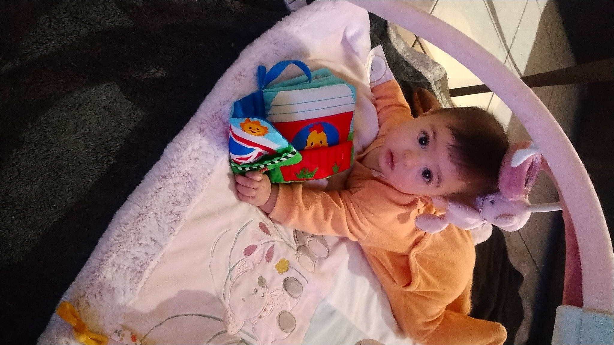 Elisa a rejoint le concours — aidez-le/la à gagner de superbes lots ! baby, baby_products, baby_safety, baby_toddler_clothing, baby_toys, cheek, child, comfort, facial_expression, fun, happy, linens, person, room, sitting, skin, sleeve, smile, surprise, textile