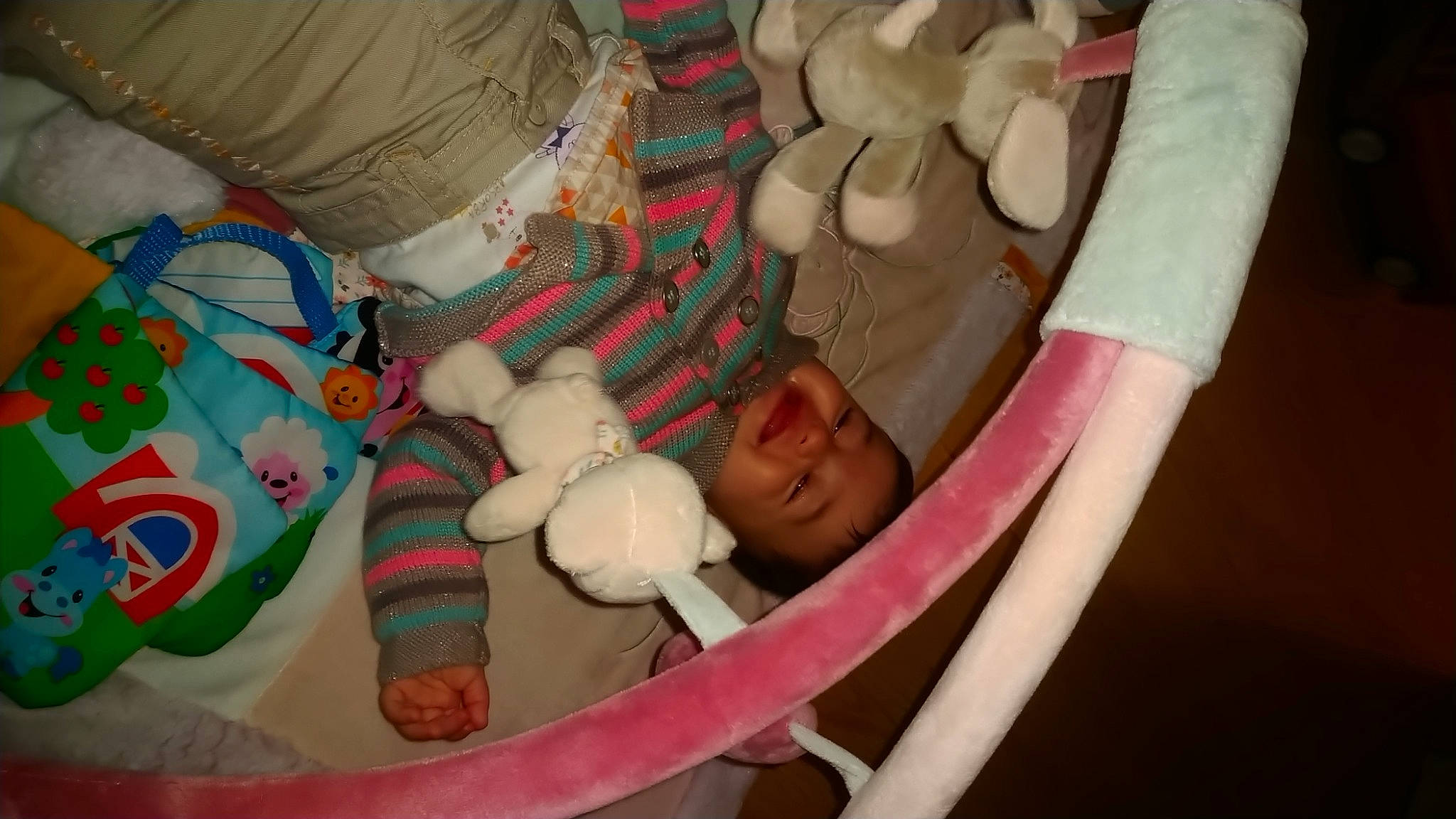 Elisa participe au concours pour gagner de l'argent avec cette photo : baby, baby_products, baby_safety, baby_toys, bedtime, child, comfort, foot, fun, infant_bed, lap, linens, nail, pattern, person, room, sitting, stuffed_toy, thigh, toddler