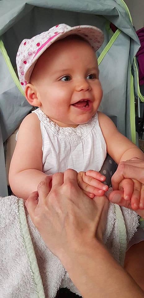 Briseis participe au concours pour gagner de l'argent avec cette photo : baby, baby_toddler_clothing, cap, cheek, chin, eye, face, facial_expression, gesture, hand, happy, head, headwear, lip, mouth, nose, organ, person, photograph, skin