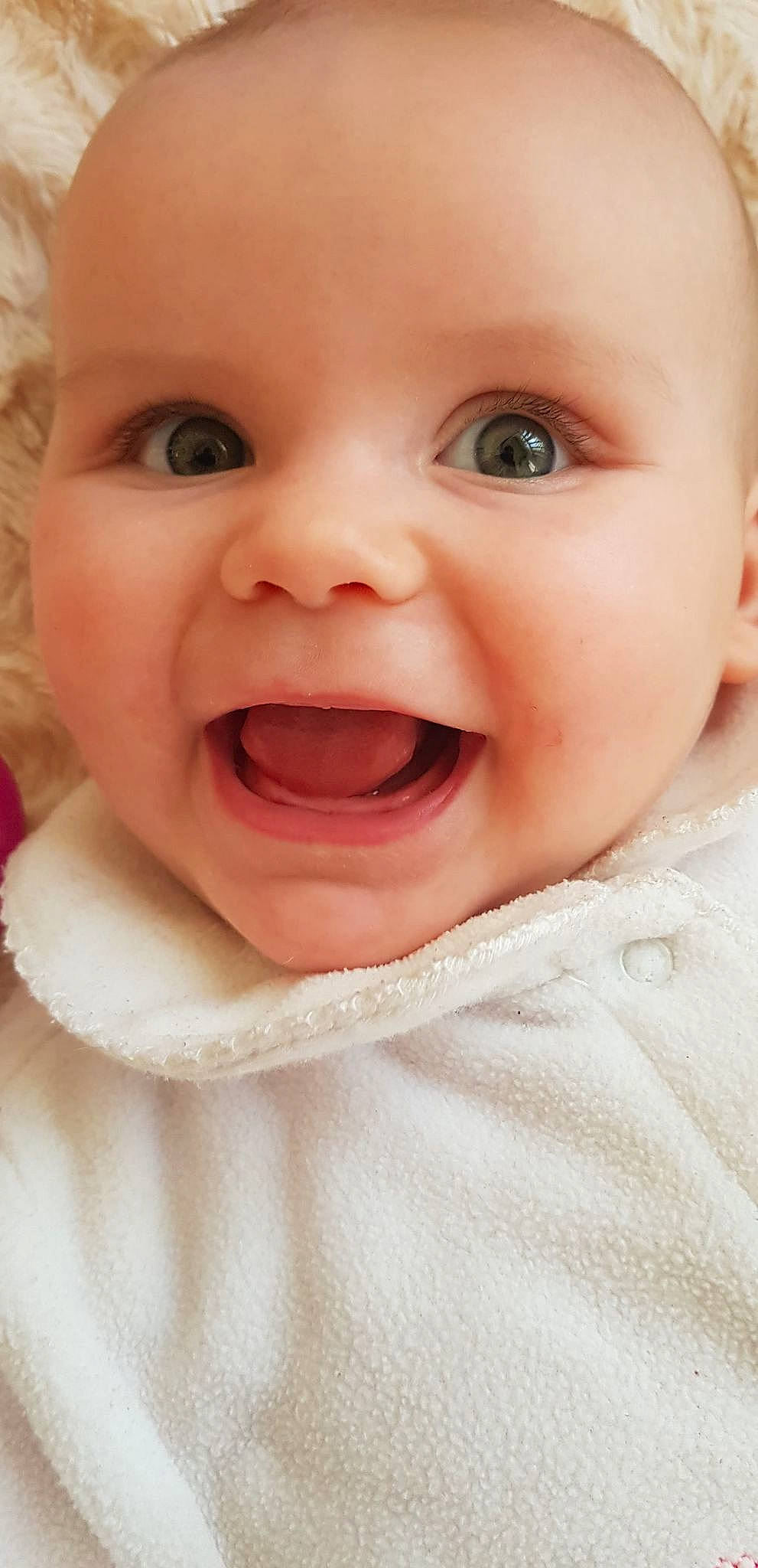 Briseis participe au concours pour gagner de l'argent avec cette photo : baby, baby_laughing, cheek, chin, eye, eyebrow, eyelash, facial_expression, happy, iris, jaw, lip, mouth, neck, nose, person, skin, sleeve, smile, toddler
