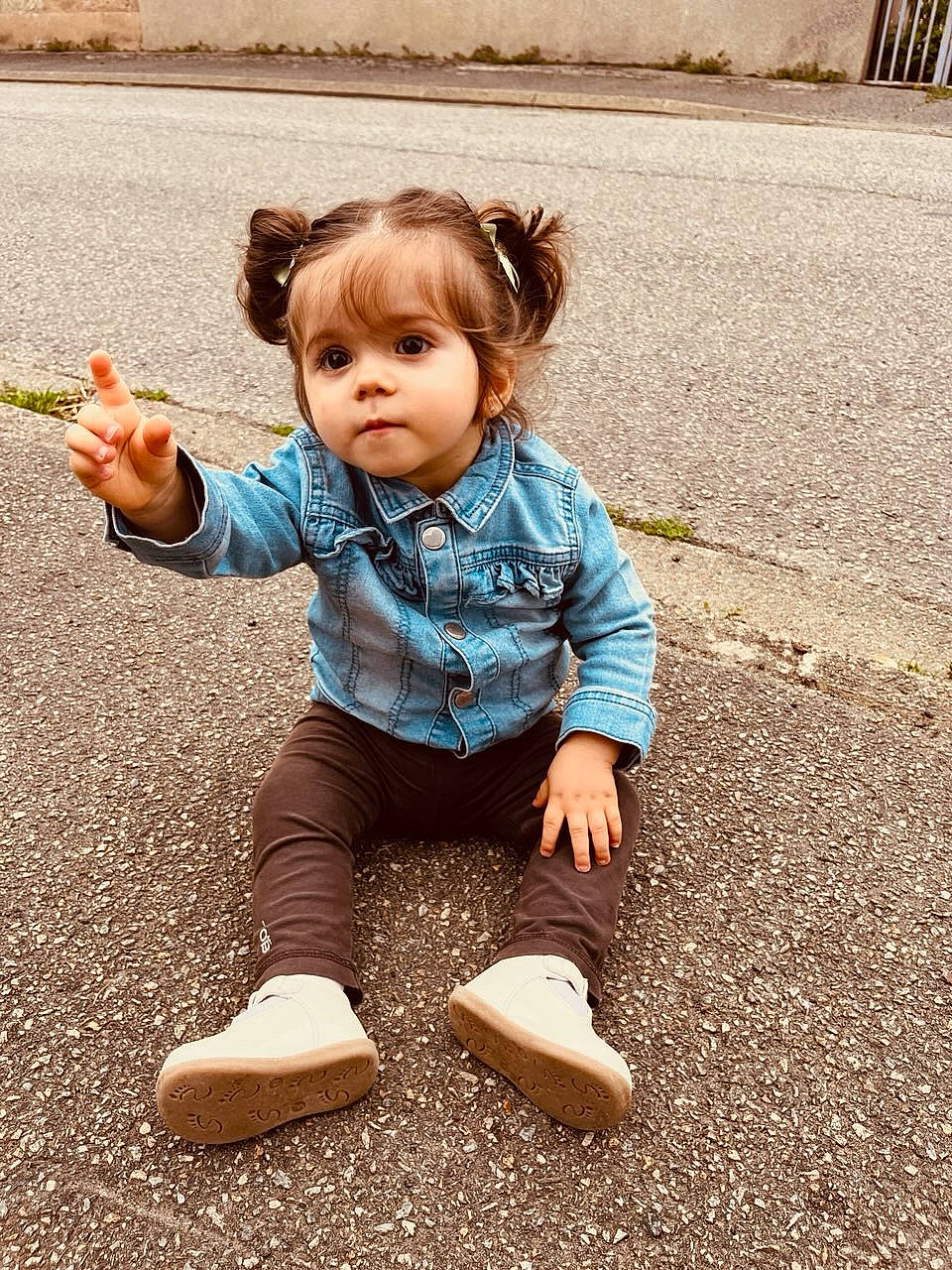 Maylie a rejoint le concours — aidez-le/la à gagner de superbes lots ! asphalt, baby_toddler_clothing, child, denim, foot, fun, gesture, grass, hair, happy, leisure, people_in_nature, person, play, recreation, sand, sitting, sleeve, smile, soil