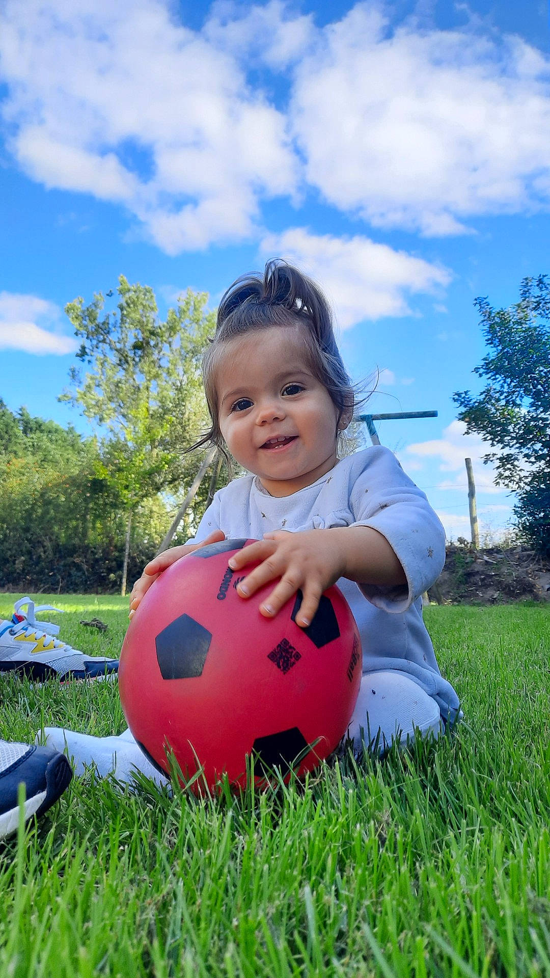 Maylie a rejoint le concours — aidez-le/la à gagner de superbes lots ! ball, blue, cloud, face, flash_photography, football, grass, happy, joy, leisure, people_in_nature, person, plant, playing_with_kids, recreation, sky, smile, soccer, soccer_ball, sports_equipment