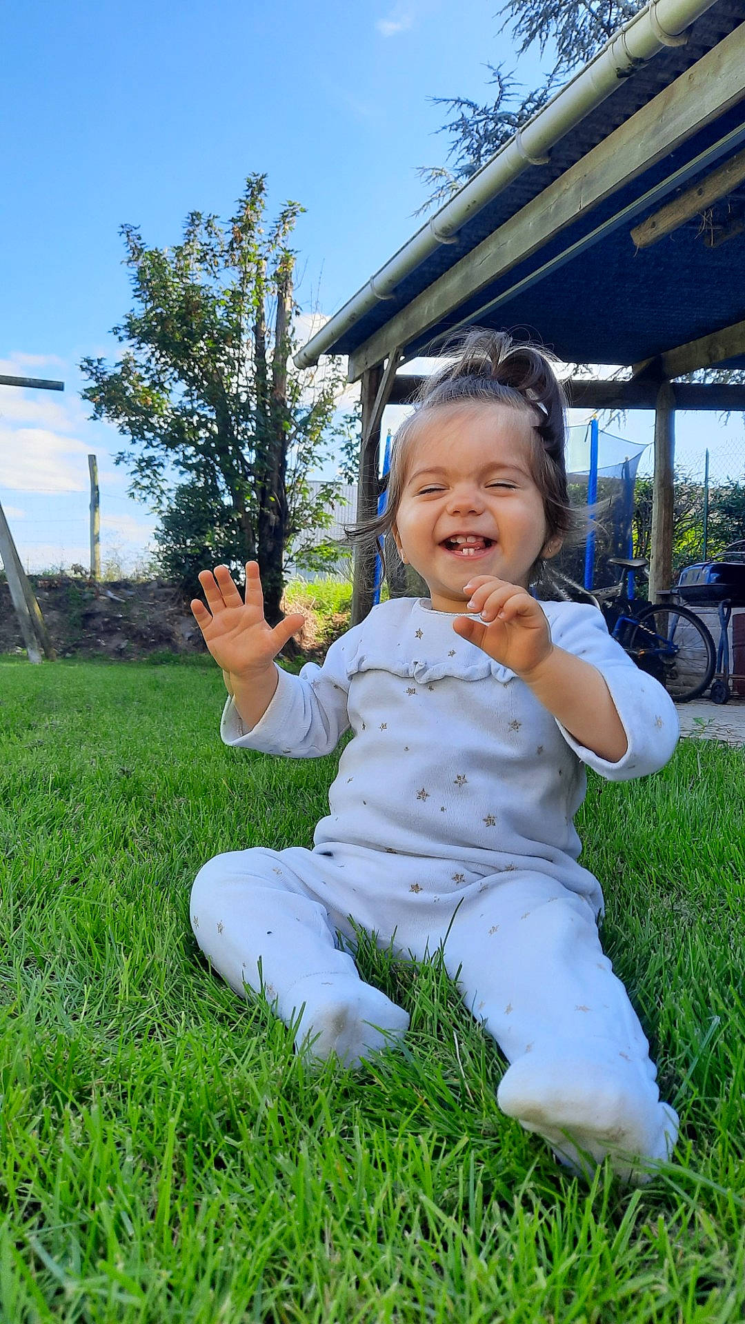 Maylie participe au concours pour gagner de l'argent avec cette photo : baby, baby_toddler_clothing, eye, face, fun, gesture, grass, grassland, happy, joy, lawn, leisure, people_in_nature, person, plant, sky, sleeve, smile, street_light, thumb
