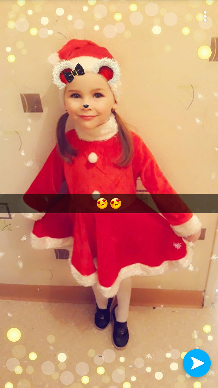 Illyana a rejoint le concours — aidez-le/la à gagner de superbes lots ! child, christmas, costume, design, fictional_character, girl, holiday, outerwear, pattern, person, red, smile, textile, toddler