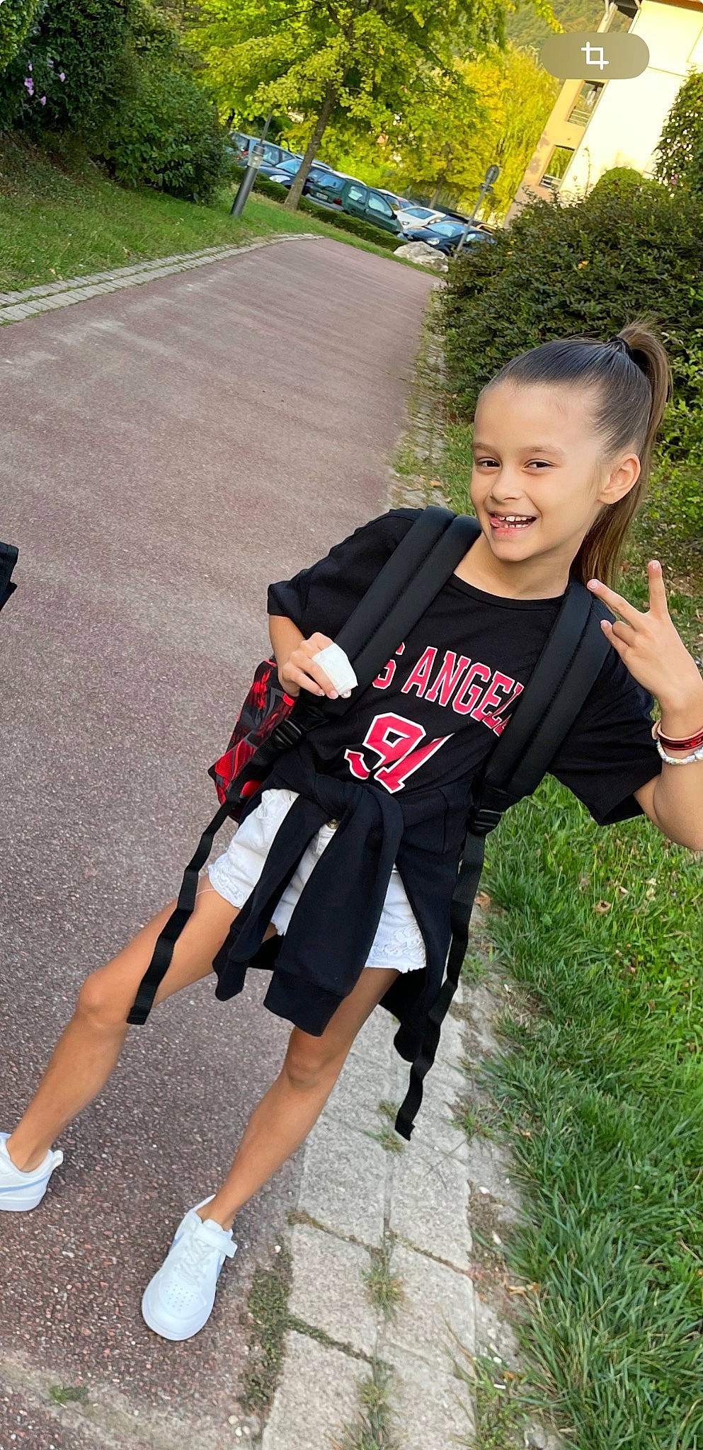 Lexy a rejoint le concours — aidez-le/la à gagner de superbes lots ! asphalt, event, fun, grass, happy, human_leg, joint, joy, knee, leisure, person, personal_protective_equipment, recreation, sandal, sleeve, smile, sportswear, t_shirt, thigh, toddler