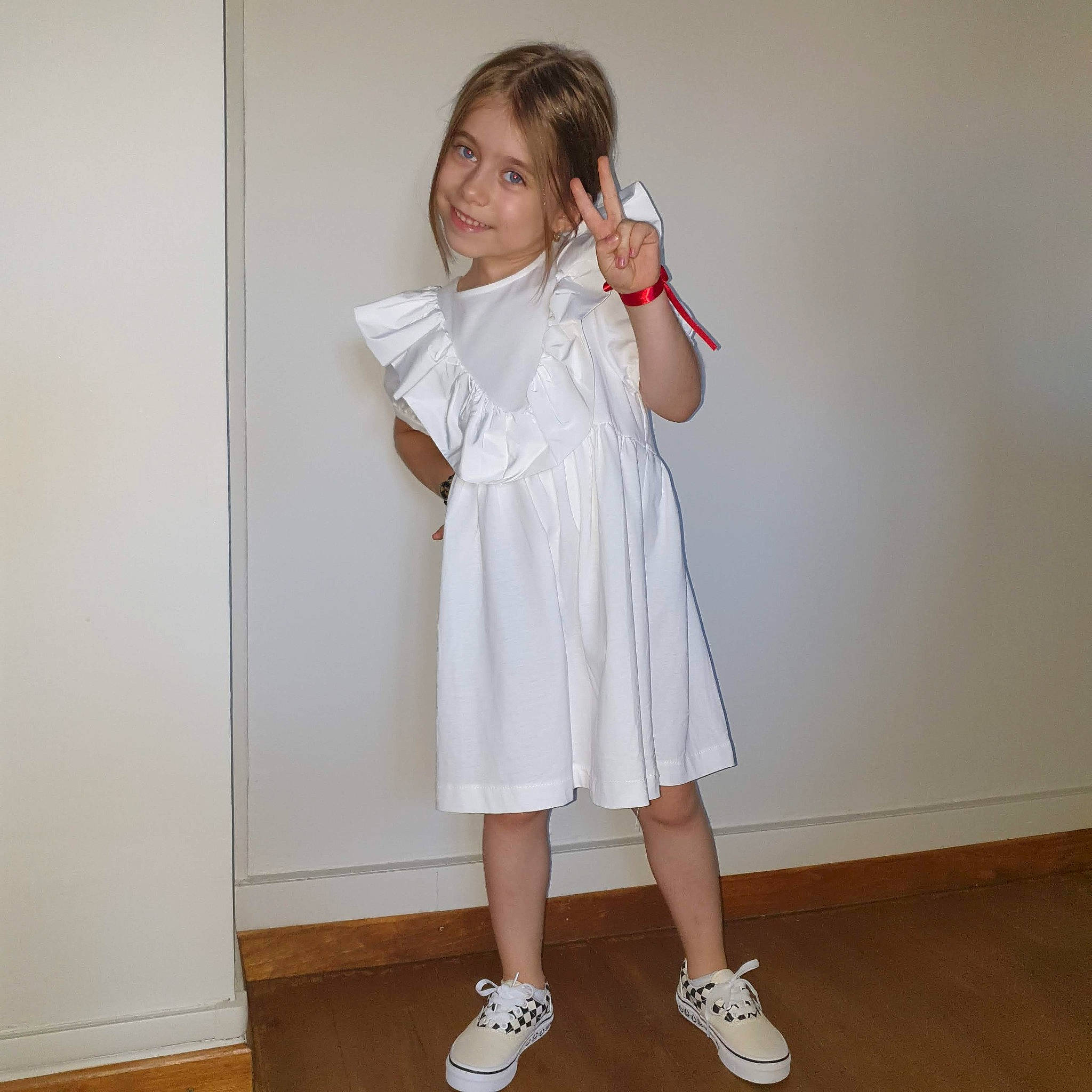 Sofia participe au concours pour gagner de l'argent avec cette photo : arm, collar, dress_shirt, elbow, face, fashion_design, flooring, gesture, happy, head, joy, knee, neck, one_piece_garment, person, shoulder, sleeve, smile, street_fashion, thigh