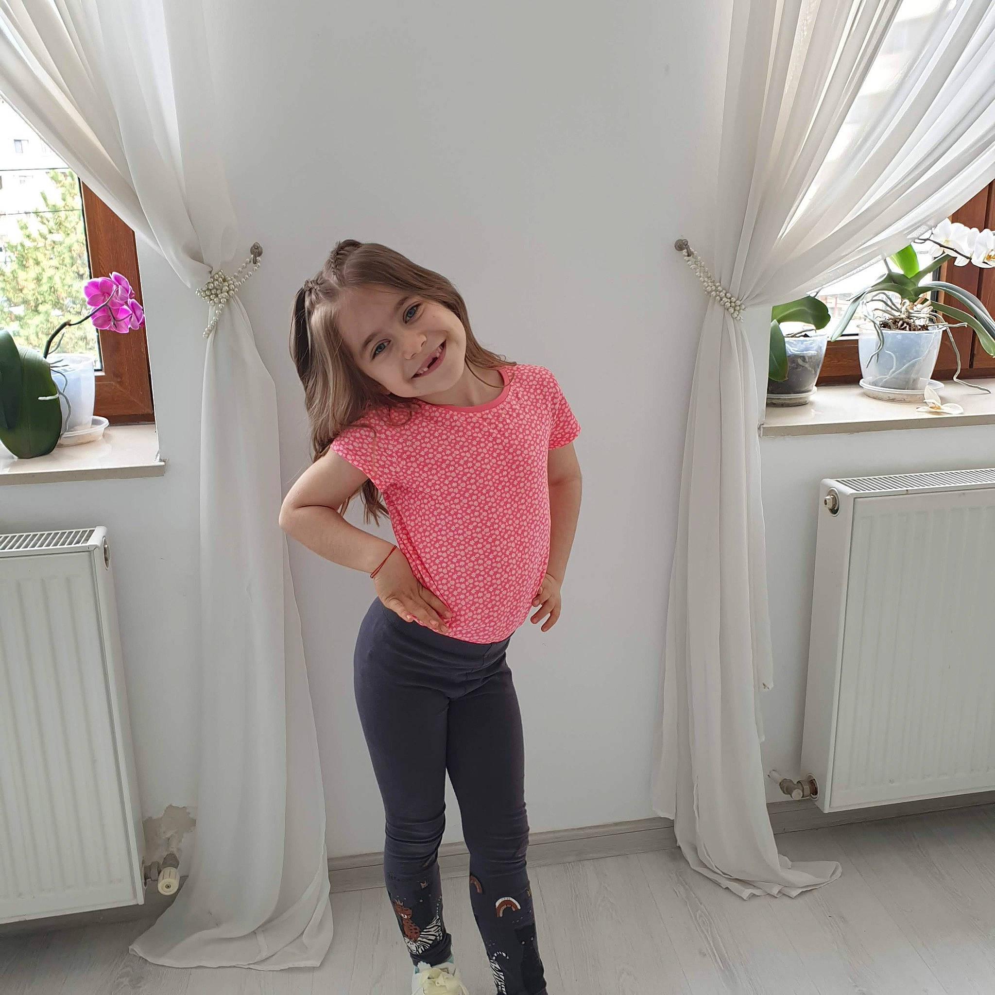 Sofia a rejoint le concours — aidez-le/la à gagner de superbes lots ! curtain, fashion_design, floor, flooring, houseplant, joy, knee, leg, magenta, person, photograph, pink, plant, shoulder, sleeve, standing, textile, thigh, trunk, waist