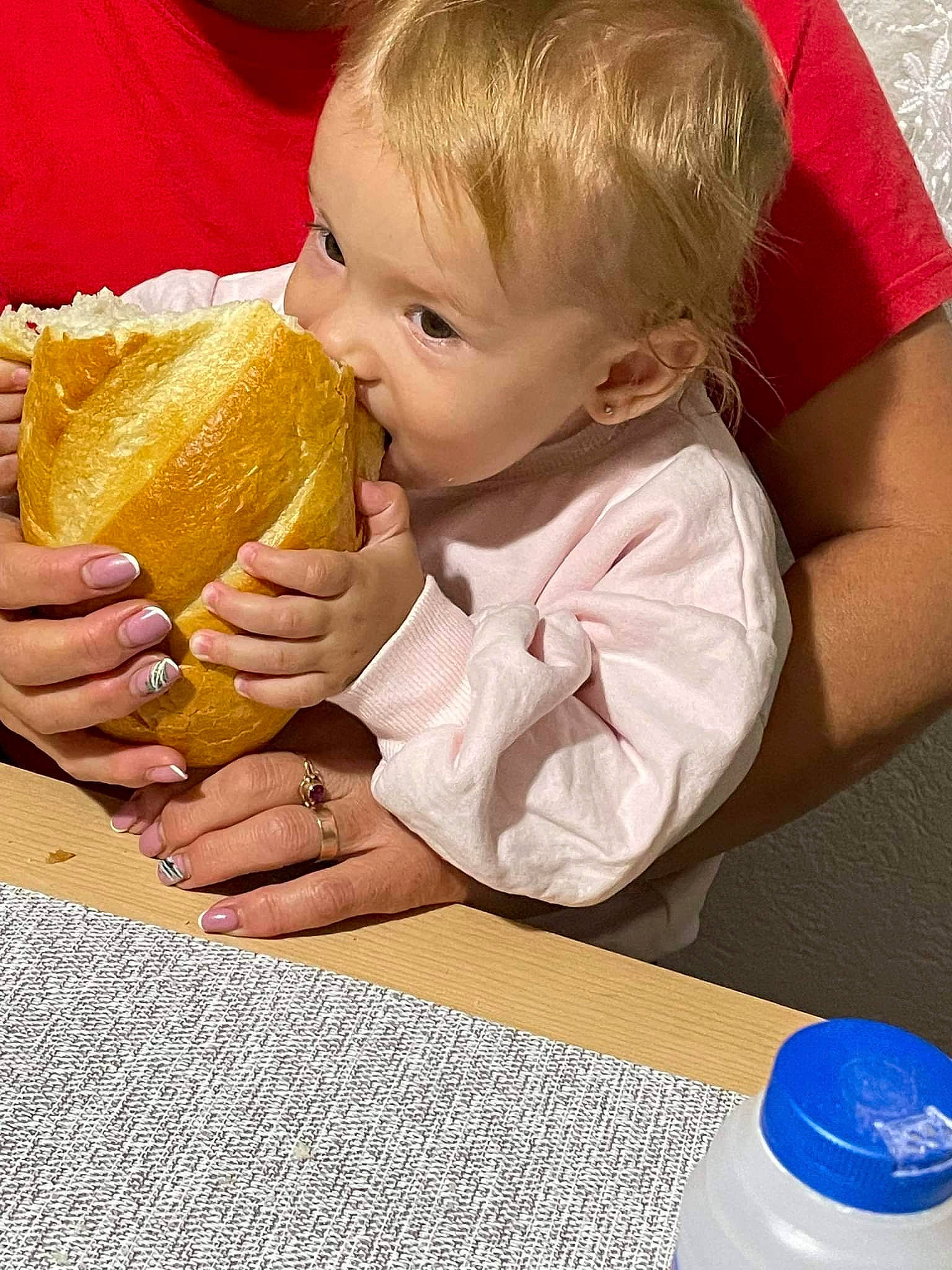 Melissa participe au concours pour gagner de l'argent avec cette photo : baby, baby_toddler_clothing, child, comfort_food, dress, drinking_water, eating, finger, food, food_craving, happy, nose, person, plastic_bottle, produce, sharing, sitting, skin, thumb, toddler