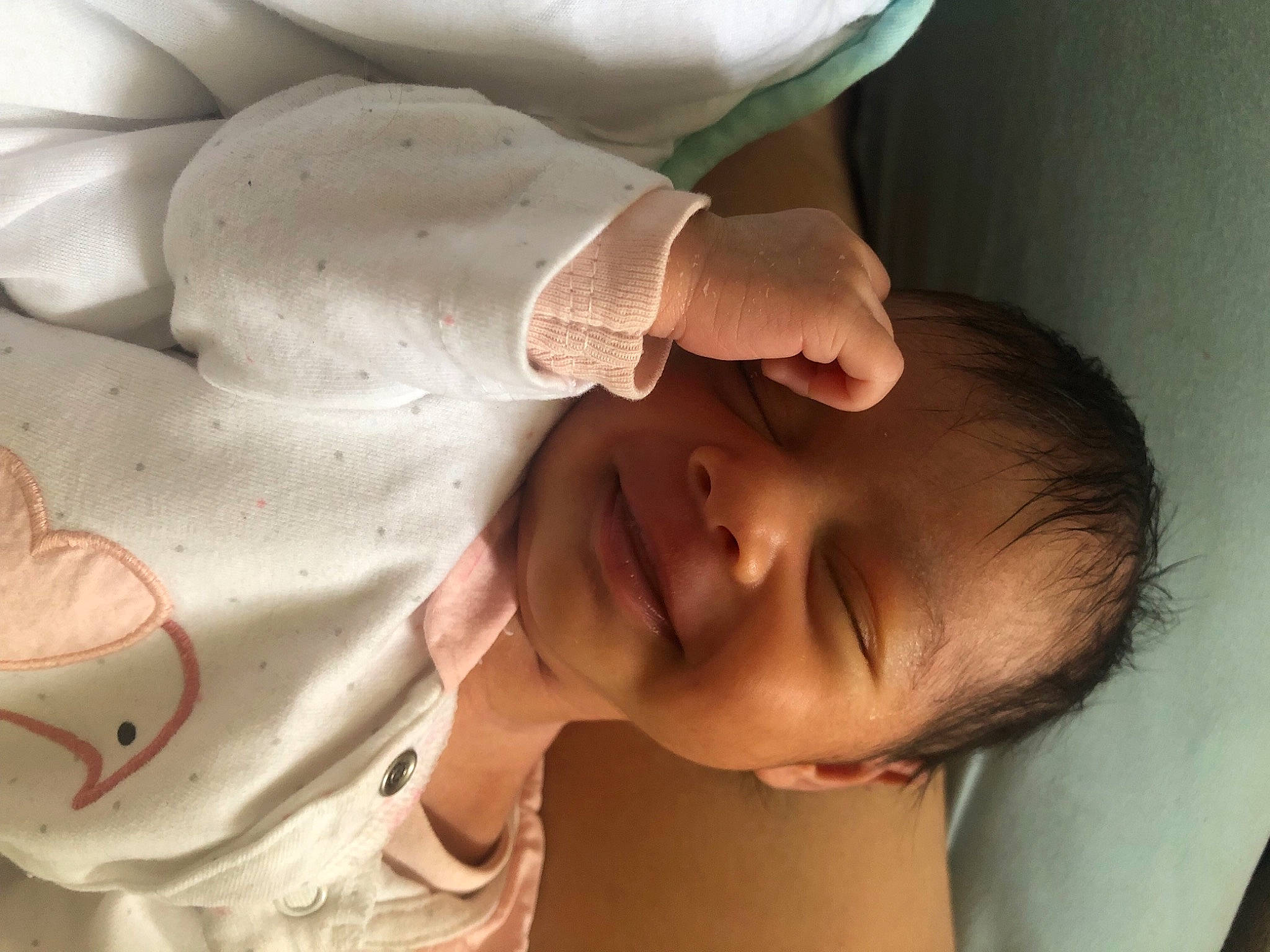 Elely a rejoint le concours — aidez-le/la à gagner de superbes lots ! baby, cheek, chest, comfort, elbow, finger, gesture, hair, happy, head, lip, mouth, neck, nose, person, skin, sleeve, smile, textile, thumb