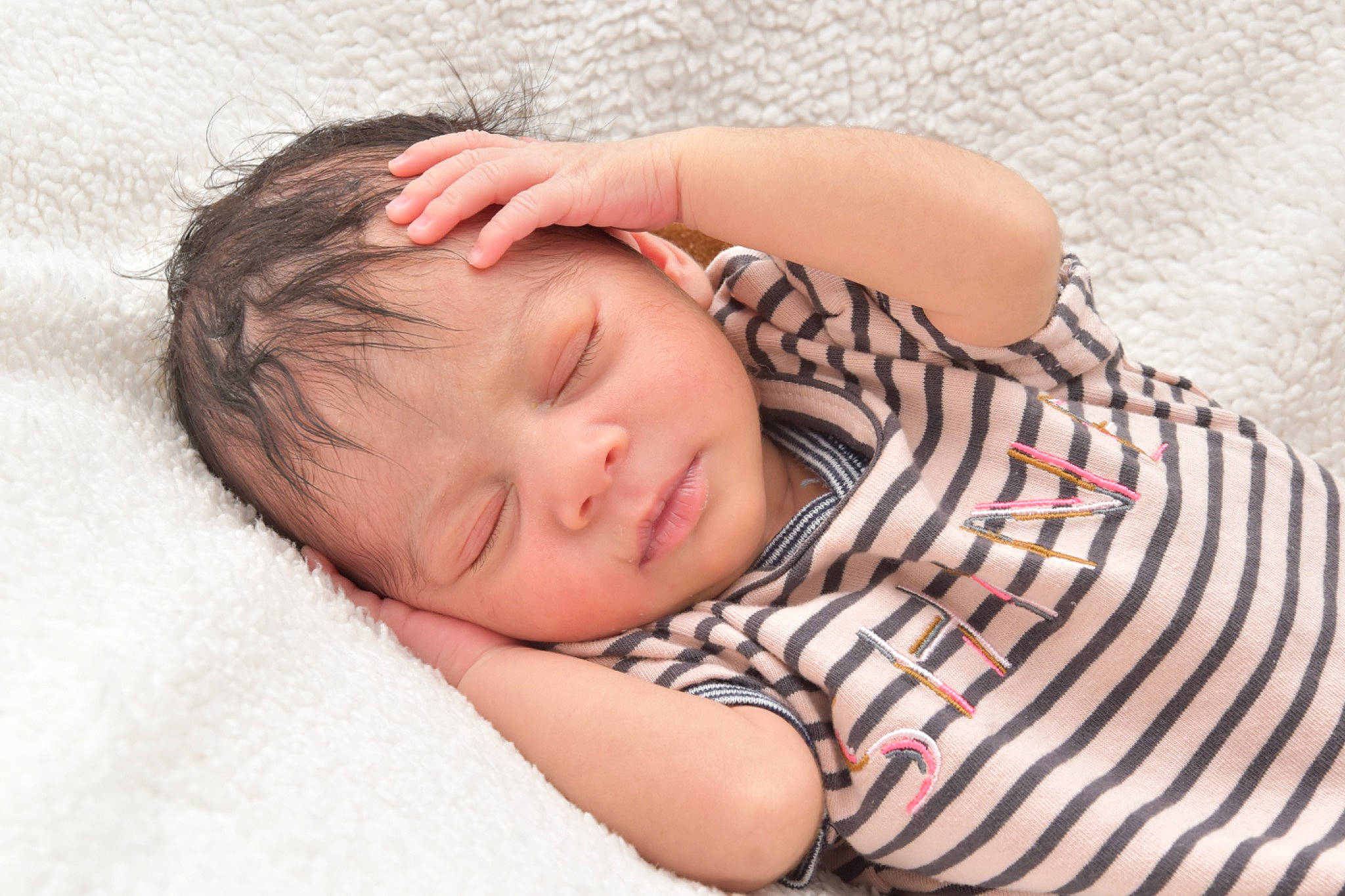 Elely a rejoint le concours — aidez-le/la à gagner de superbes lots ! baby, baby_sleeping, baby_toddler_clothing, bedtime, cheek, child, comfort, eyelash, grass, linens, lip, nap, pattern, person, photo_shoot, portrait_photography, skin, sleep, sleeve, toddler