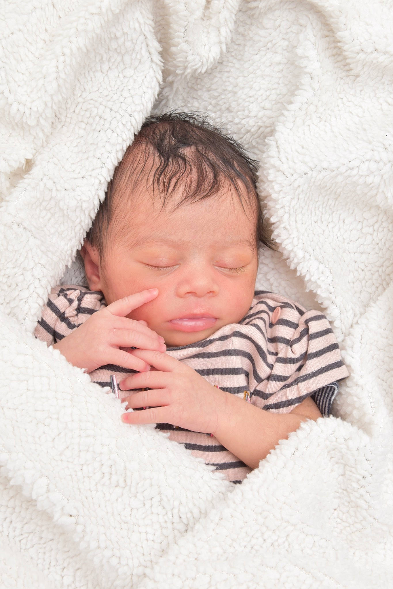 Elely a rejoint le concours — aidez-le/la à gagner de superbes lots ! baby, baby_sleeping, baby_toddler_clothing, beauty, bedtime, cheek, child, comfort, eye, fur, head, iris, linens, lip, nose, pattern, person, portrait_photography, skin, textile