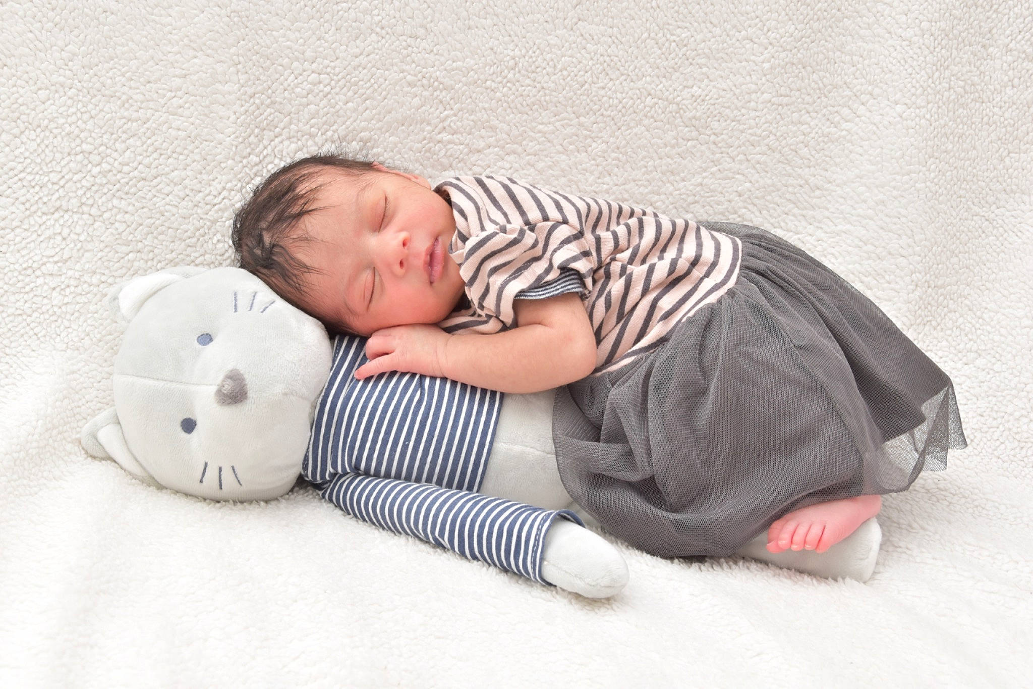 Elely a rejoint le concours — aidez-le/la à gagner de superbes lots ! baby, baby_products, baby_sleeping, baby_toddler_clothing, bedtime, child, comfort, flooring, foot, human_leg, knee, linens, nap, pattern, person, sitting, sleep, sleeve, t_shirt, thigh