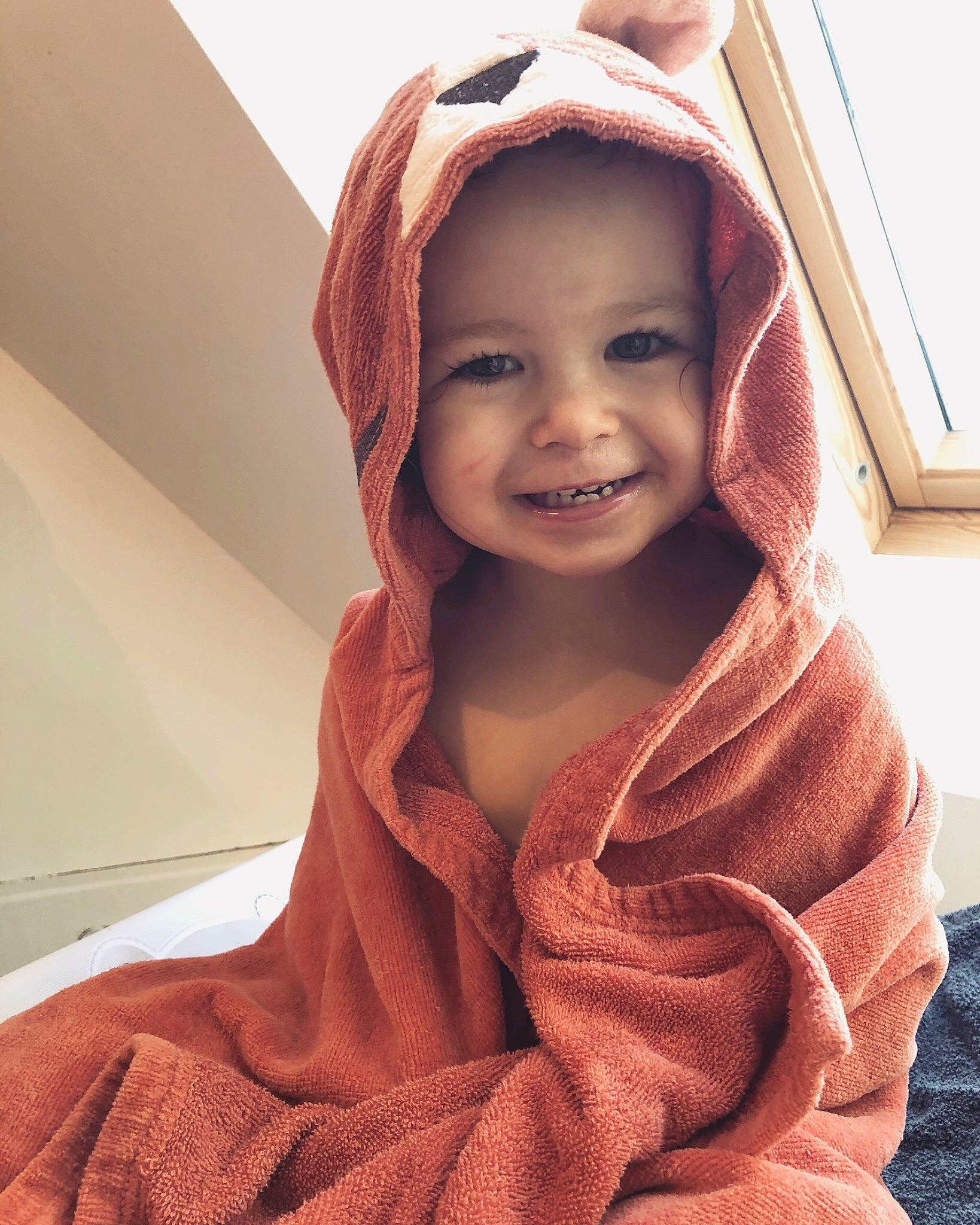 éléanore a rejoint le concours — aidez-le/la à gagner de superbes lots ! close_up, joy, lip, orange, person, pleased, shawl, textile