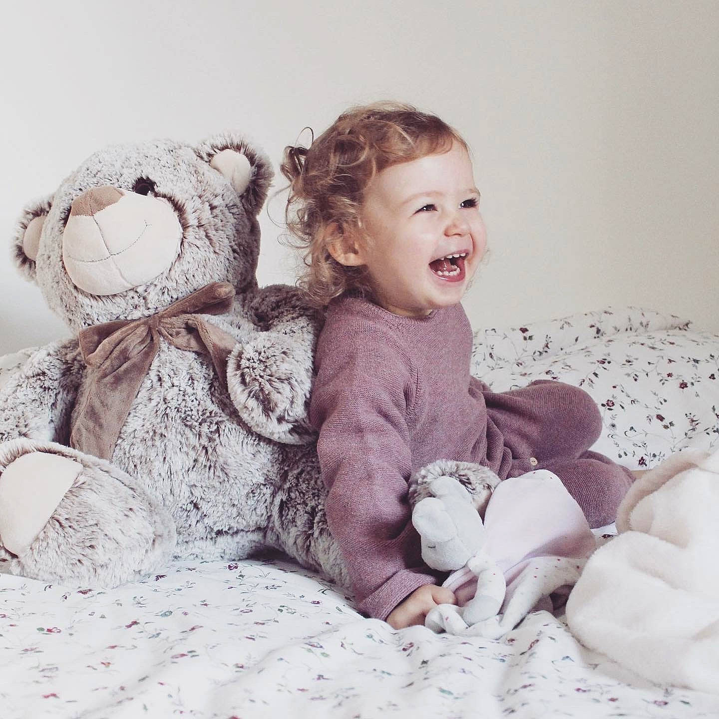éléanore a rejoint le concours — aidez-le/la à gagner de superbes lots ! baby, baby_laughing, baby_products, baby_toddler_clothing, baby_toys, bear, cheek, child, comfort, fur, person, plush, stuffed_toy, teddy_bear, textile, toddler, toy