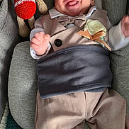 Noa a rejoint le concours — aidez-le/la à gagner de superbes lots ! baby, baby_clothes, blanket, bow_tie, comfort, crocheted_toy, cushion, cute, fabric, face, flower, happy, head, indoors, infant, lying_down, person, smiling, sock, soft_toys