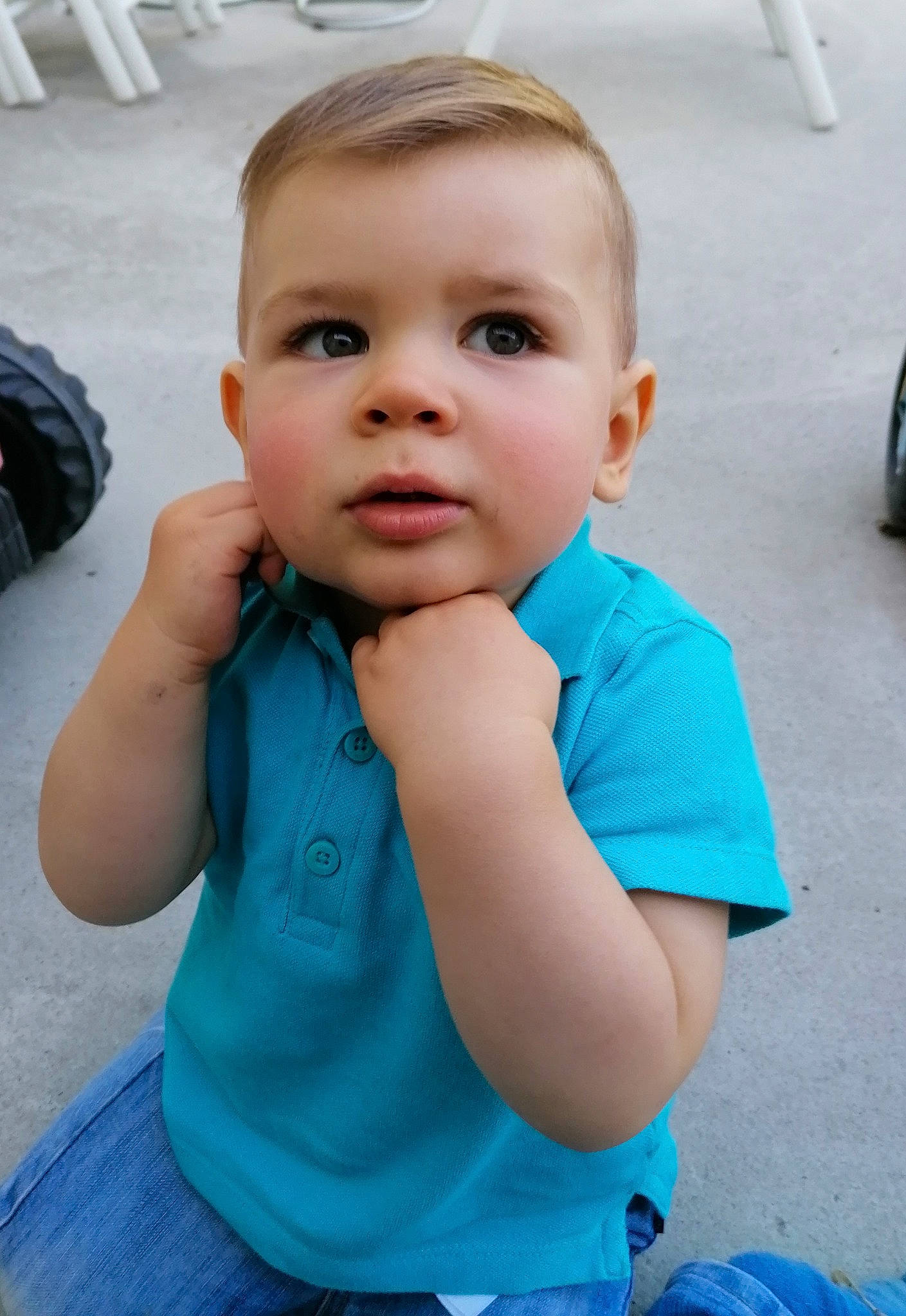 Mathïs a rejoint le concours — aidez-le/la à gagner de superbes lots ! baby, baby_toddler_clothing, backpack, blue, child, electric_blue, eyelash, finger, flooring, fun, happy, joint, leisure, neck, person, recreation, sitting, skin, t_shirt, toddler