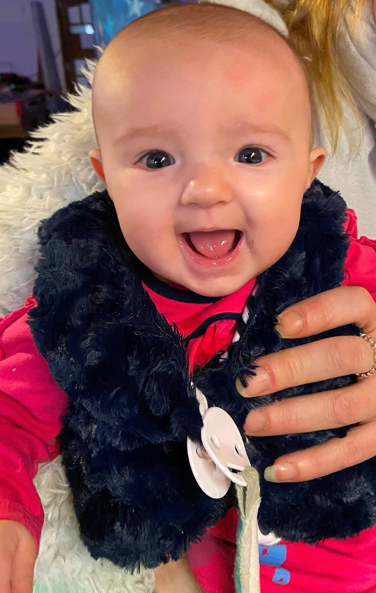 Elvyra a rejoint le concours — aidez-le/la à gagner de superbes lots ! black_hair, cheek, child, child_model, face, facial_expression, feather_boa, finger, fur, hair, head, lip, nose, outerwear, person, pink, product, skin, smile, textile