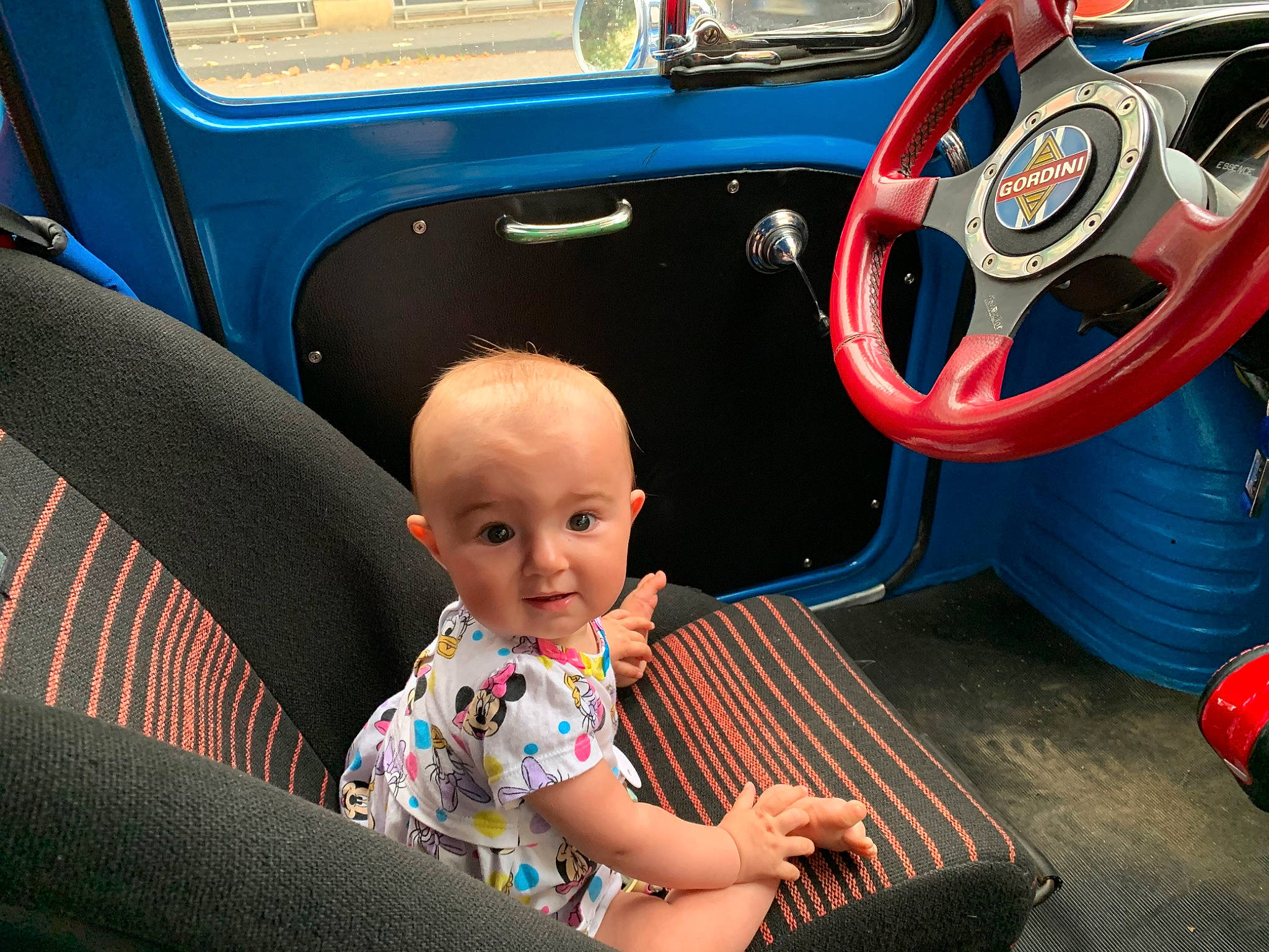 Elvyra a rejoint le concours — aidez-le/la à gagner de superbes lots ! antique_car, auto_part, car, car_seat, child, city_car, classic, classic_car, driving, family_car, motor_vehicle, person, steering_part, steering_wheel, subcompact_car, vehicle, vehicle_door, vintage_car