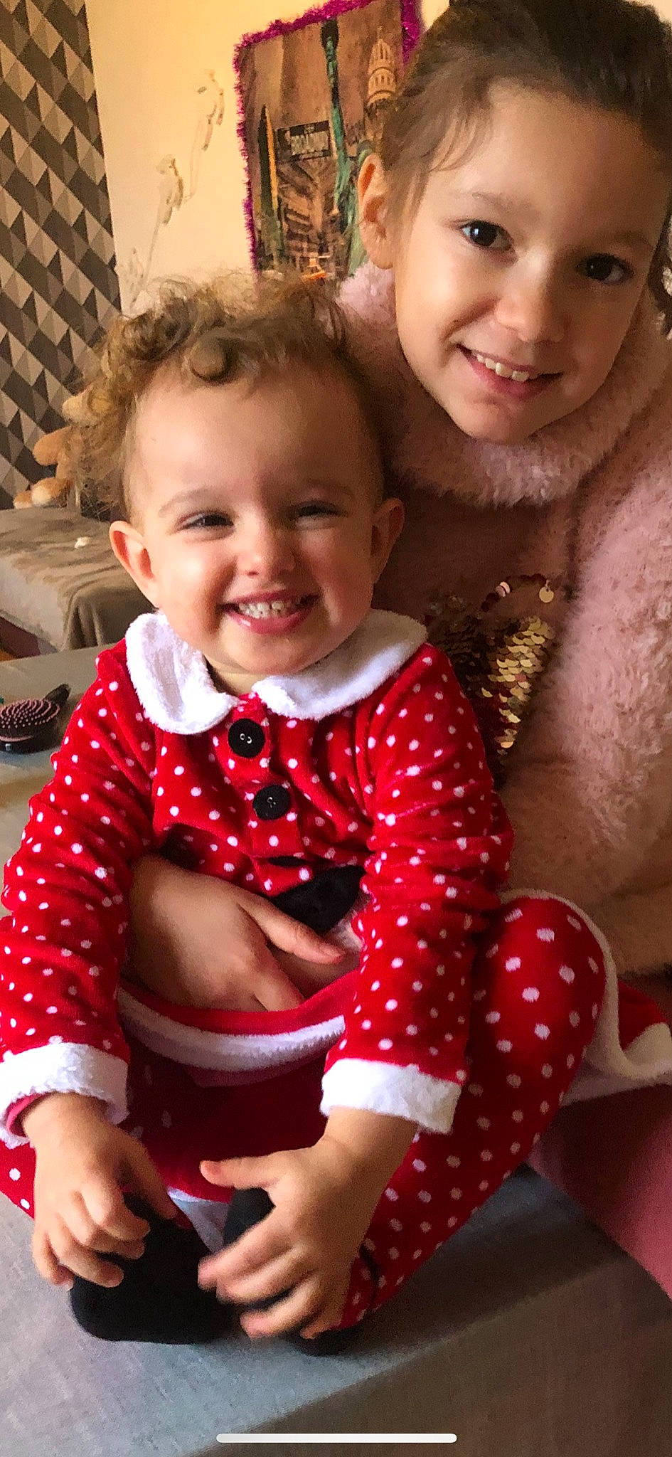 Djena participe au concours pour gagner de l'argent avec cette photo : arm, baby_toddler_clothing, clothing, eye, face, facial_expression, hairstyle, happy, head, human_body, iris, joy, leg, lip, organ, person, photograph, skin, sleeve, smile