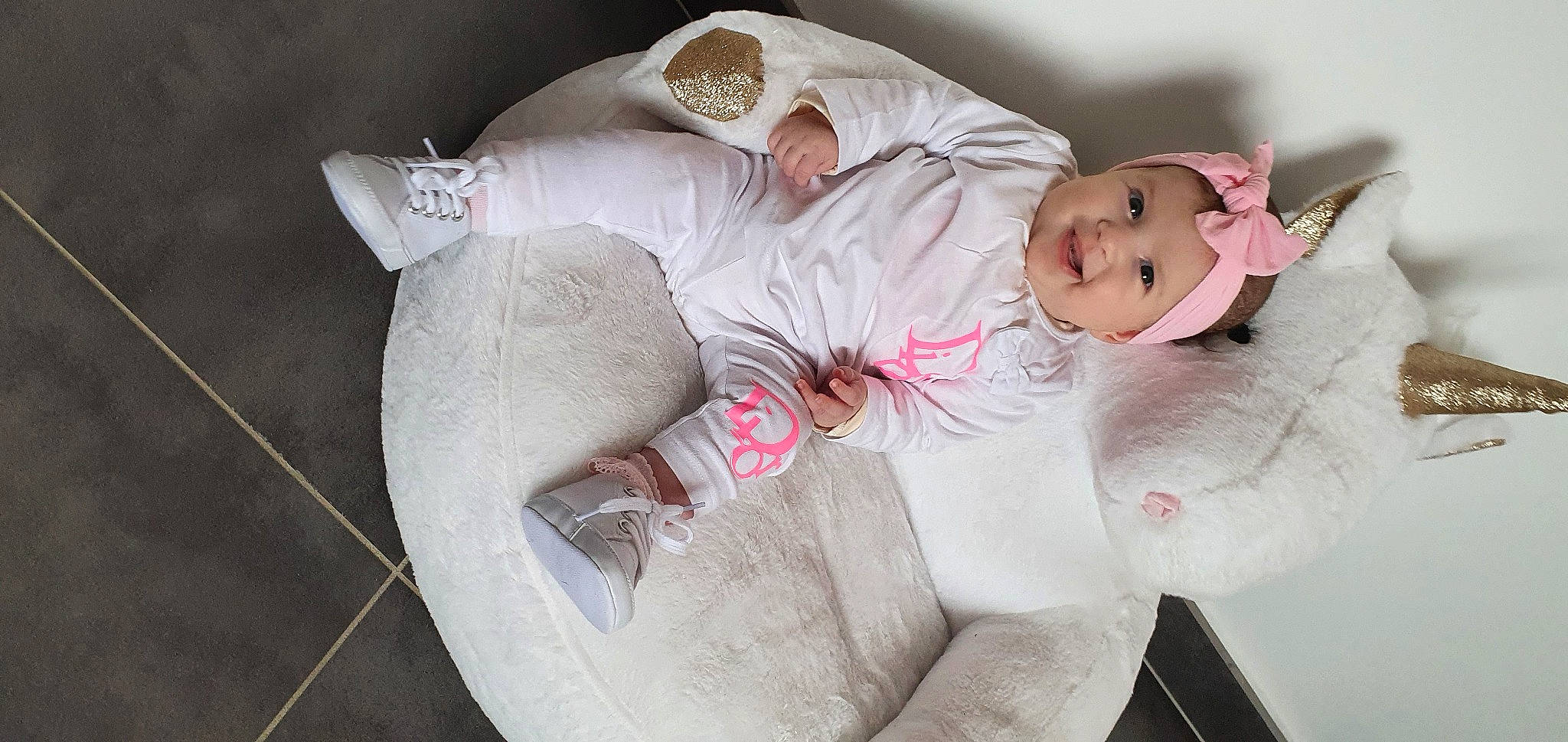 Ambre a rejoint le concours — aidez-le/la à gagner de superbes lots ! baby, baby_products, baby_toddler_clothing, bedding, bedtime, child, comfort, event, headwear, joy, linens, nap, person, room, sleep, sleeve, toddler