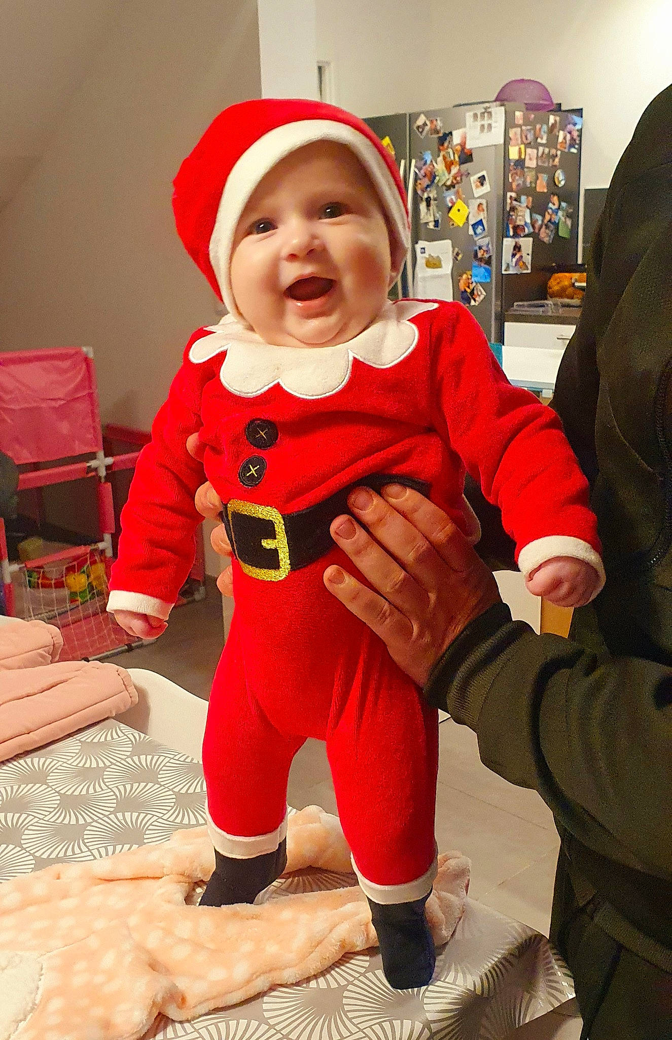 Ambre a rejoint le concours — aidez-le/la à gagner de superbes lots ! baby, baby_toddler_clothing, boot, carmine, child, christmas_eve, costume, event, fictional_character, flooring, fun, happy, headwear, holiday, outerwear, person, personal_protective_equipment, sleeve, smile, thigh