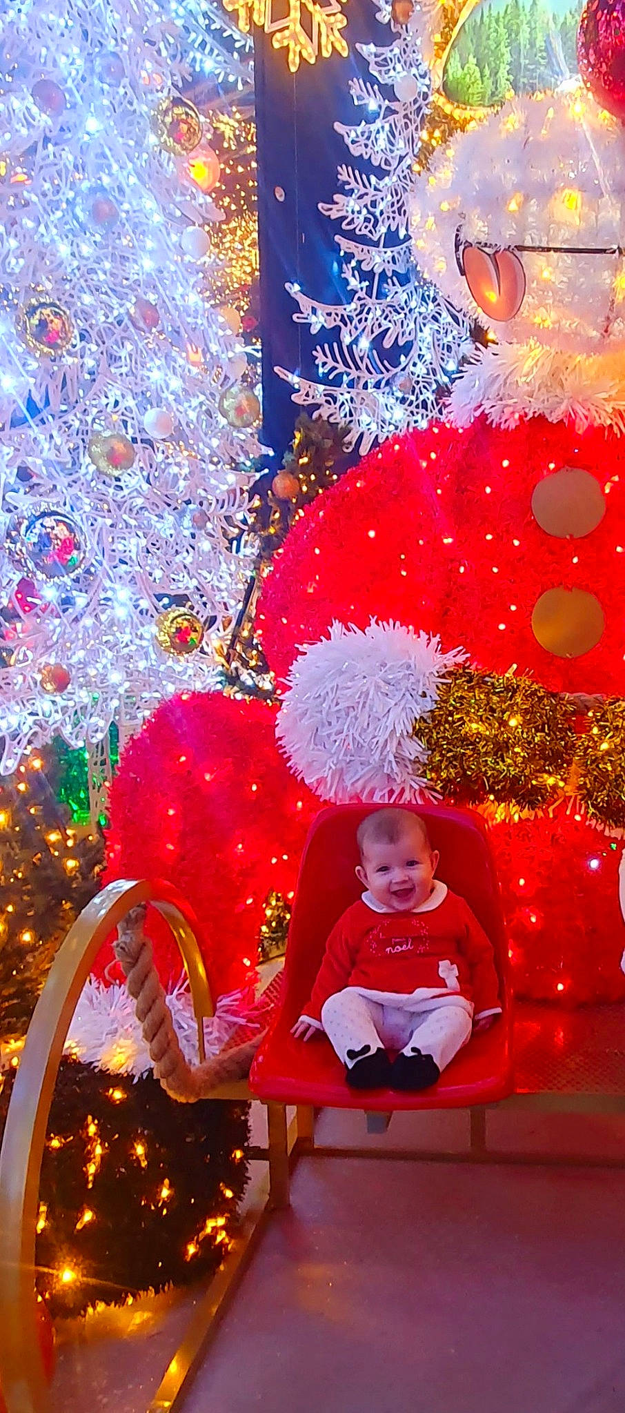 Ambre participe au concours pour gagner de l'argent avec cette photo : christmas, christmas_decoration, christmas_eve, christmas_ornament, christmas_tree, decoration, event, fun, happy, holiday, holiday_ornament, joy, light, lighting, ornament, party_supply, person, red, smile, toddler