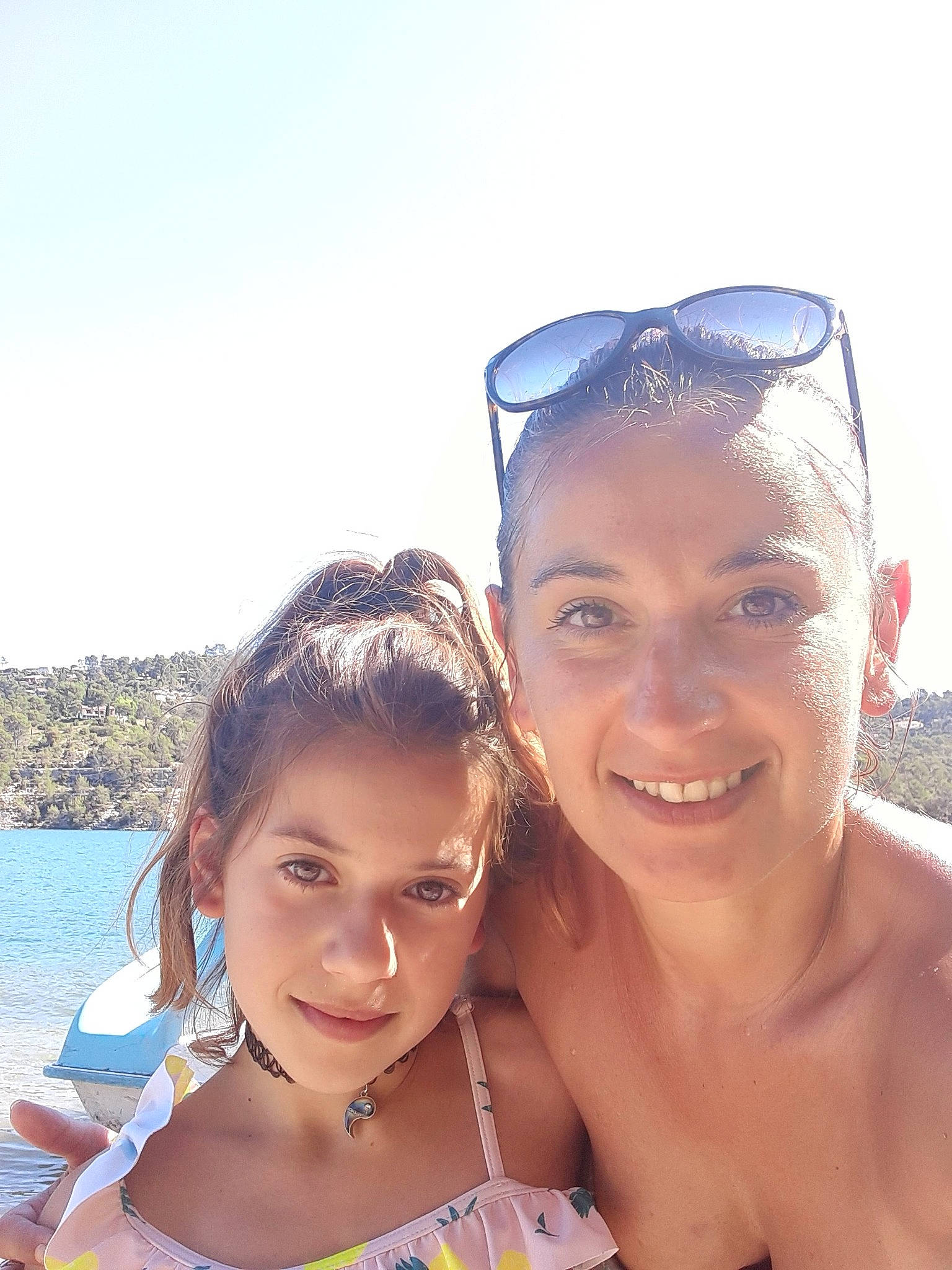 Alexya a rejoint le concours — aidez-le/la à gagner de superbes lots ! child, eyewear, face, facial_expression, friendship, fun, happy, head, joy, leisure, neck, people, person, photography, selfie, skin, sky, smile, summer, sunlight