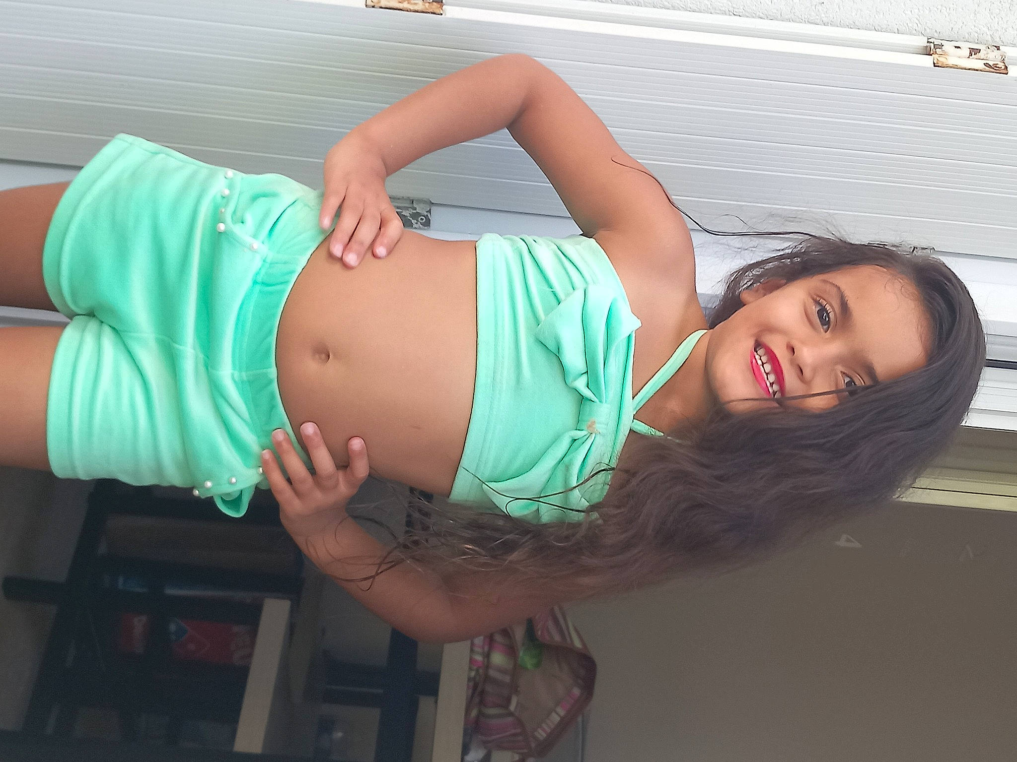 Taylore a rejoint le concours — aidez-le/la à gagner de superbes lots ! abdomen, chest, elbow, eye, flash_photography, fun, happy, human_body, human_leg, joint, joy, knee, leisure, long_hair, person, pink, shoulder, smile, sunglasses, thigh